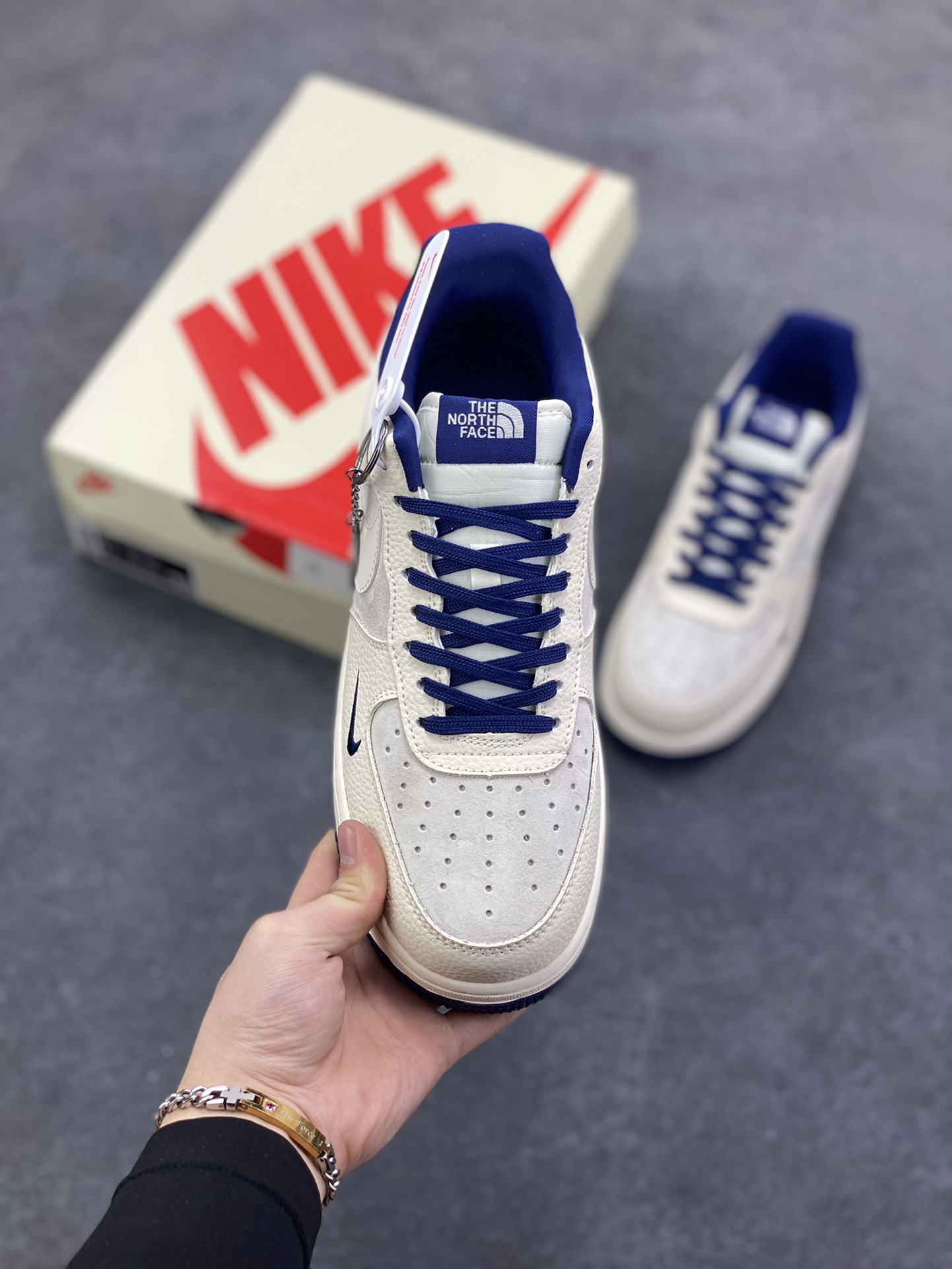 图片[2]-Nike Air Force 1 \’07 Low “北面联名——猪八米蓝”空军一号 高端定制 低帮 运动鞋 休闲鞋 折边针车 工艺难度大 原楦头原纸板 原装鞋盒 定制五金配件 内置全掌气垫 原厂鞋底 货号：DF0188-107 尺码：36 36.5 37.5 38 38.5 39 40 40.5 41 42 42.5 43 44 44.5 45-选品中心