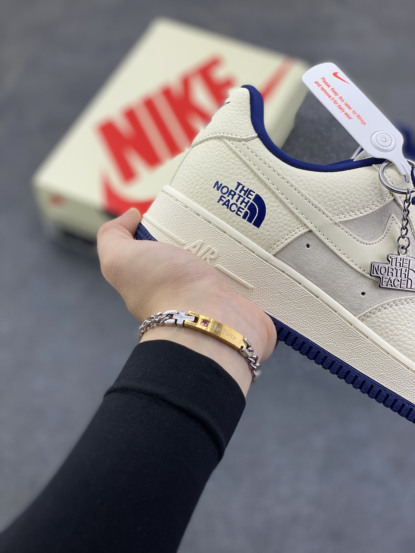 图片[6]-Nike Air Force 1 \’07 Low “北面联名——猪八米蓝”空军一号 高端定制 低帮 运动鞋 休闲鞋 折边针车 工艺难度大 原楦头原纸板 原装鞋盒 定制五金配件 内置全掌气垫 原厂鞋底 货号：DF0188-107 尺码：36 36.5 37.5 38 38.5 39 40 40.5 41 42 42.5 43 44 44.5 45-选品中心
