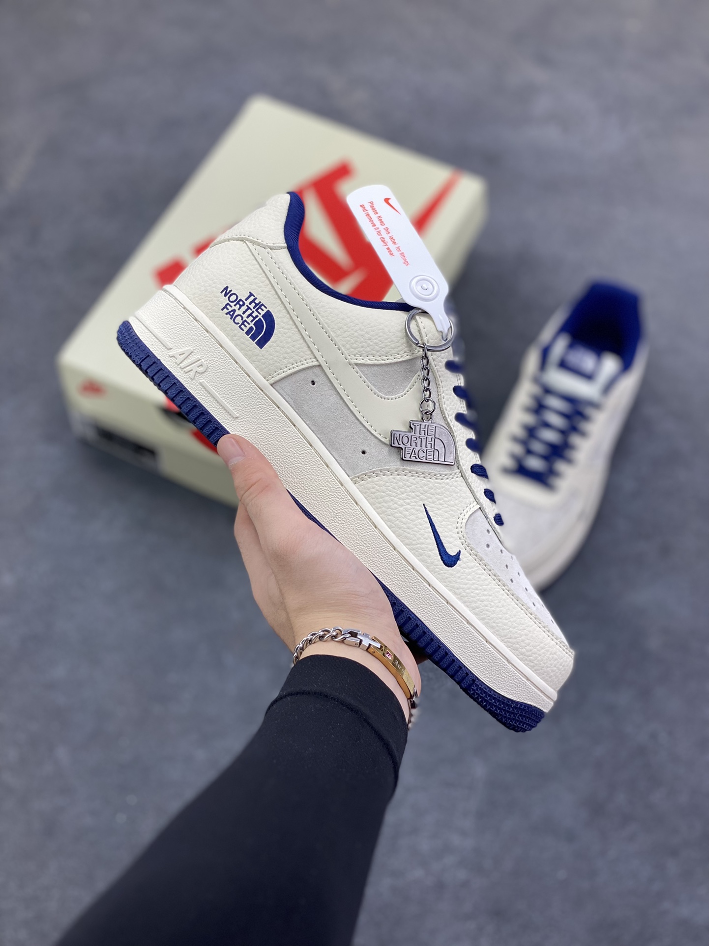 Nike Air Force 1 \’07 Low “北面联名——猪八米蓝”空军一号 高端定制 低帮 运动鞋 休闲鞋 折边针车 工艺难度大 原楦头原纸板 原装鞋盒 定制五金配件 内置全掌气垫 原厂鞋底 货号：DF0188-107 尺码：36 36.5 37.5 38 38.5 39 40 40.5 41 42 42.5 43 44 44.5 45-选品中心
