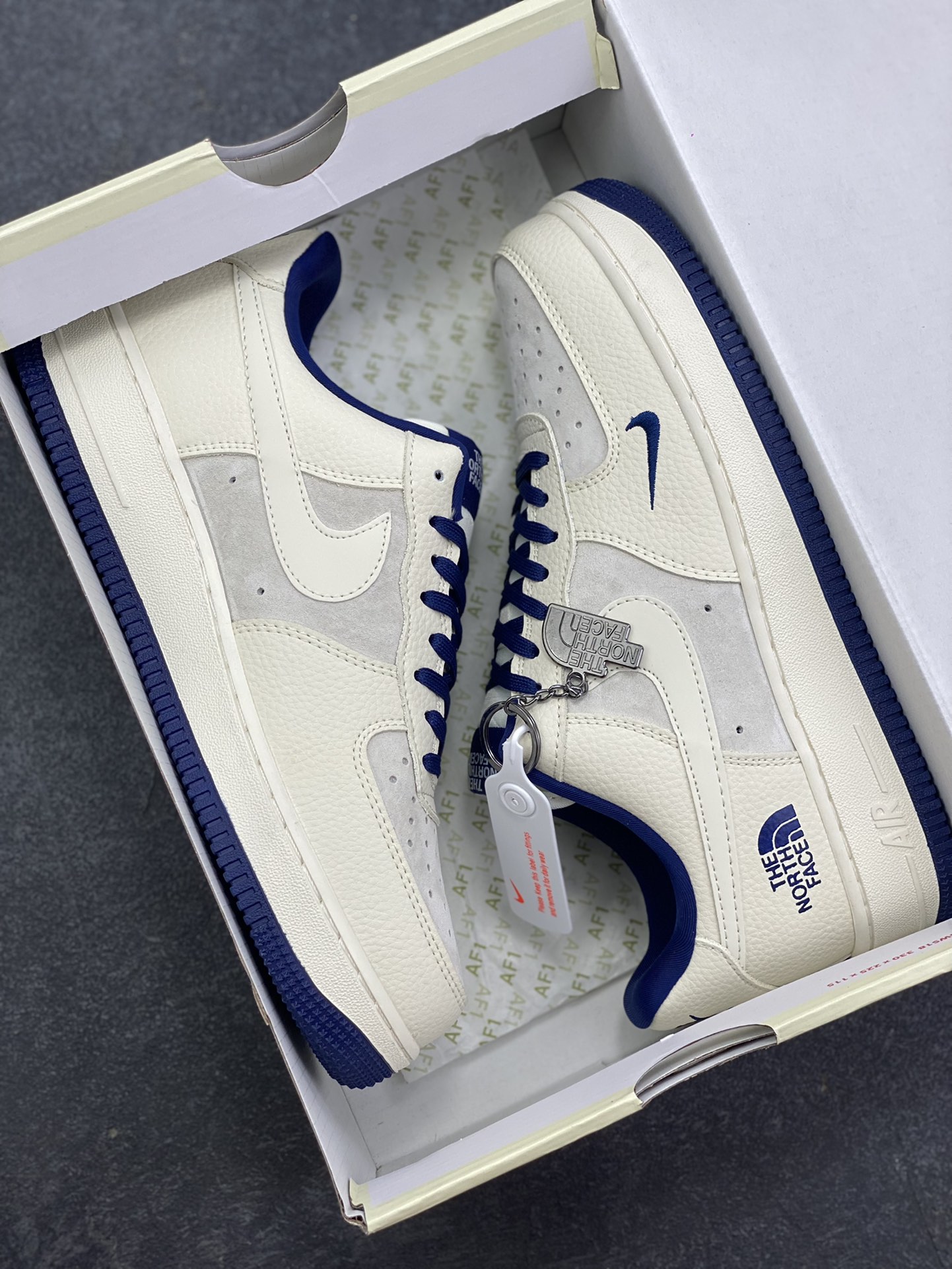 图片[9]-Nike Air Force 1 \’07 Low “北面联名——猪八米蓝”空军一号 高端定制 低帮 运动鞋 休闲鞋 折边针车 工艺难度大 原楦头原纸板 原装鞋盒 定制五金配件 内置全掌气垫 原厂鞋底 货号：DF0188-107 尺码：36 36.5 37.5 38 38.5 39 40 40.5 41 42 42.5 43 44 44.5 45-选品中心