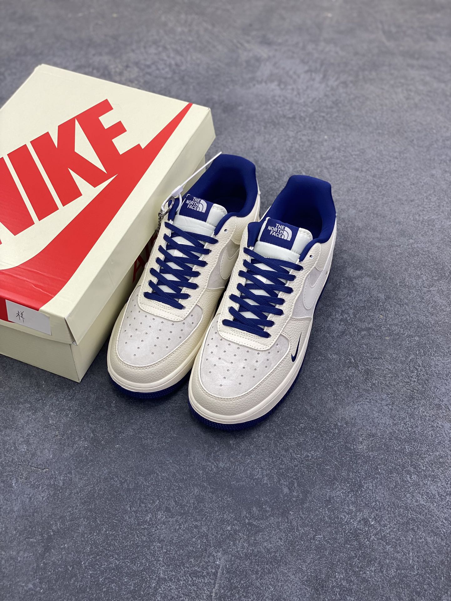 图片[8]-Nike Air Force 1 \’07 Low “北面联名——猪八米蓝”空军一号 高端定制 低帮 运动鞋 休闲鞋 折边针车 工艺难度大 原楦头原纸板 原装鞋盒 定制五金配件 内置全掌气垫 原厂鞋底 货号：DF0188-107 尺码：36 36.5 37.5 38 38.5 39 40 40.5 41 42 42.5 43 44 44.5 45-选品中心