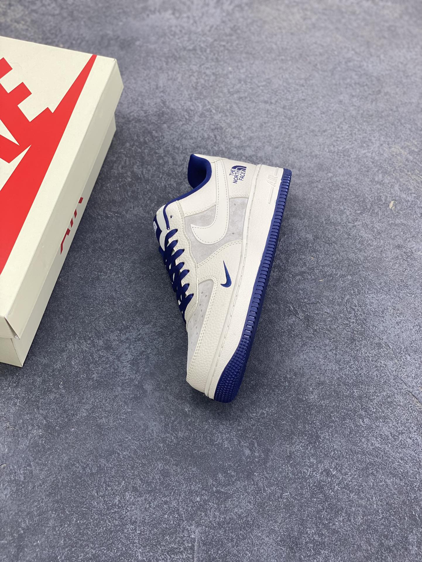 图片[7]-Nike Air Force 1 \’07 Low “北面联名——猪八米蓝”空军一号 高端定制 低帮 运动鞋 休闲鞋 折边针车 工艺难度大 原楦头原纸板 原装鞋盒 定制五金配件 内置全掌气垫 原厂鞋底 货号：DF0188-107 尺码：36 36.5 37.5 38 38.5 39 40 40.5 41 42 42.5 43 44 44.5 45-选品中心