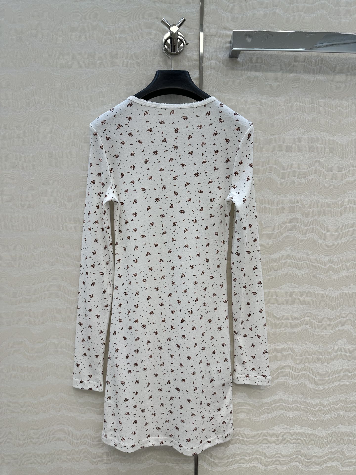 独家首发❤️原单品质，miu系少女穿搭！holiday系列田园小碎花纯棉长T裙，小花边领设计可爱少女风。