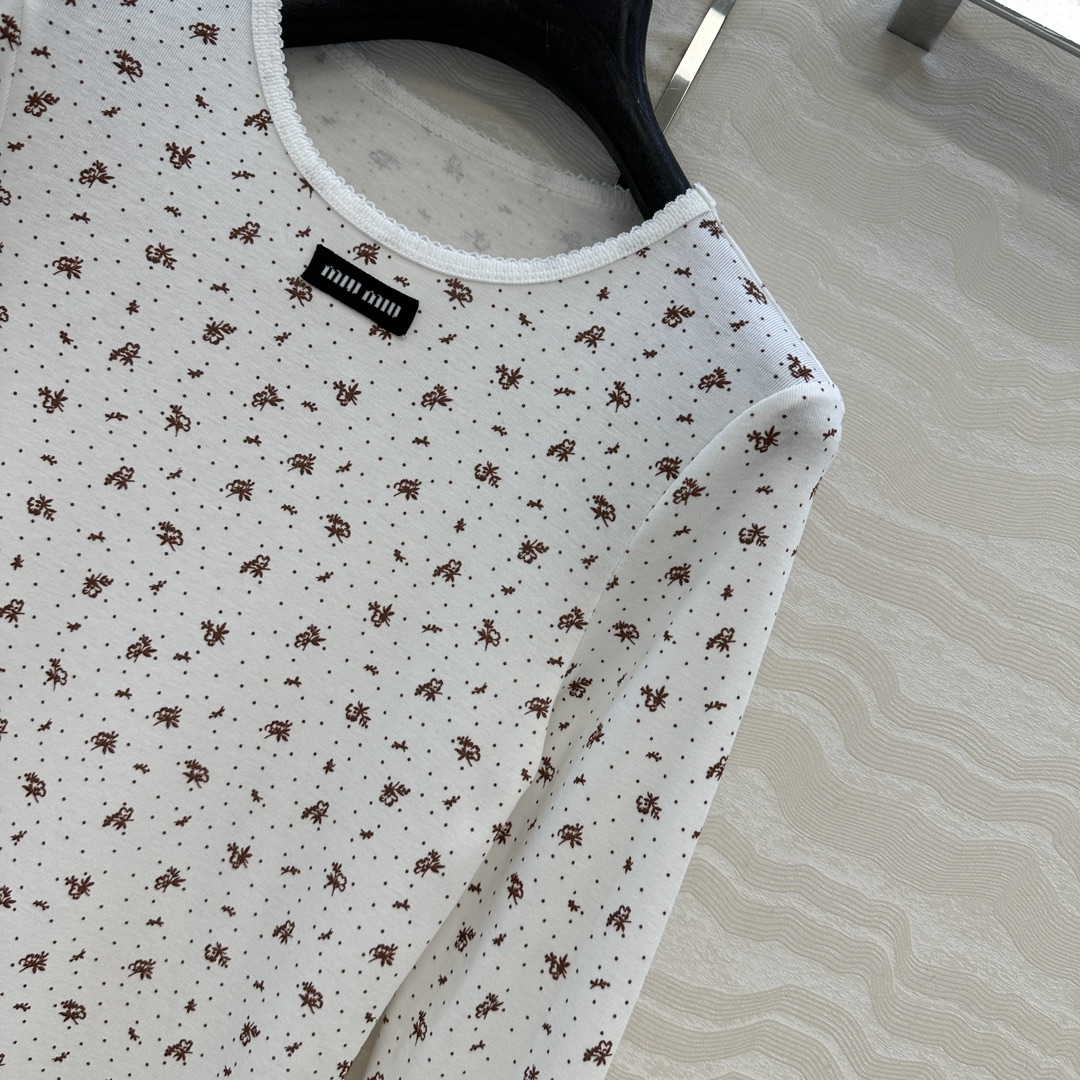 独家首发❤️原单品质，miu系少女穿搭！holiday系列田园小碎花纯棉长T裙，小花边领设计可爱少女风。