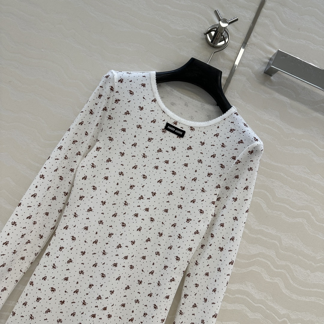 独家首发❤️原单品质，miu系少女穿搭！holiday系列田园小碎花纯棉长T裙，小花边领设计可爱少女风。