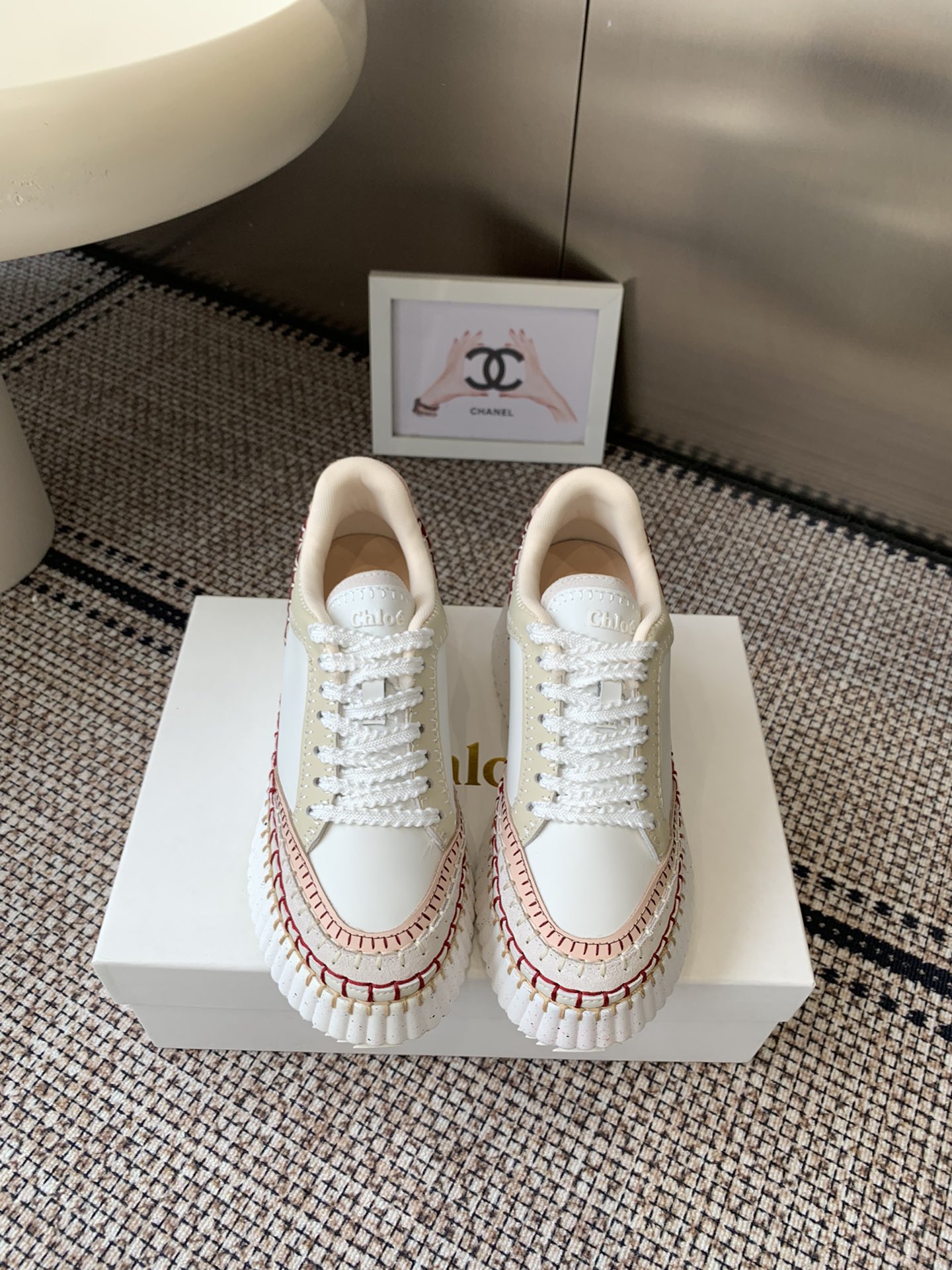 NO:615444,Chloe's 2025 spring and summer new sneakers are launched simultaneously in the counters. They have become popular in the entire fashion circle. They are multi-colored and multi-color. The fabric is made of imported cowhide, which is refreshing and breathable and does not sting the feet. It is fashionable and simple style. Goddess love it. It is beautiful. The ultra-light rubber foam vacuum outsole is so comfortable that it does not require any sizes. 35-42 (custom-made 41.42), casual shoes/sneakers, chloe, loewe, sneakers, cowhide19860909Chloe 蔻依 2025春夏专柜同步上市新款运动鞋 风靡整个时尚圈以来 多色多款 这款面料使用进口牛皮质地清爽透气不焖脚 时尚简约范儿 女神都爱 美翻啦 超轻橡胶发泡抽真空大底舒适得不要不要的码数35-42码（41.42订做）,休闲鞋/运动鞋,chloe,loewe,sneakers,cowhide,Women's Shoes