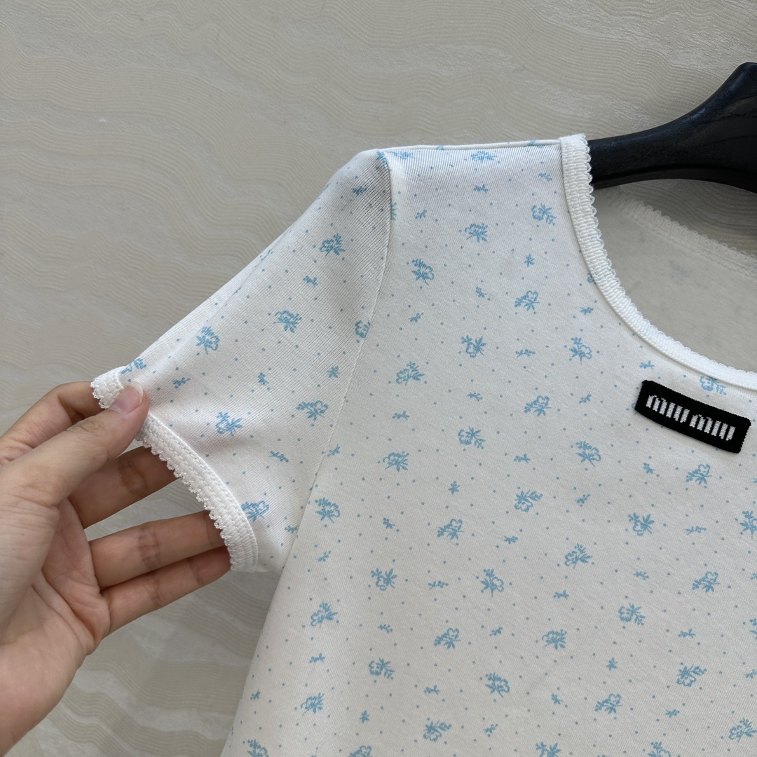 独家首发❤️原单品质，miu系少女穿搭！holiday系列田园小碎花纯棉短袖T恤，小花边领设计可爱少女风