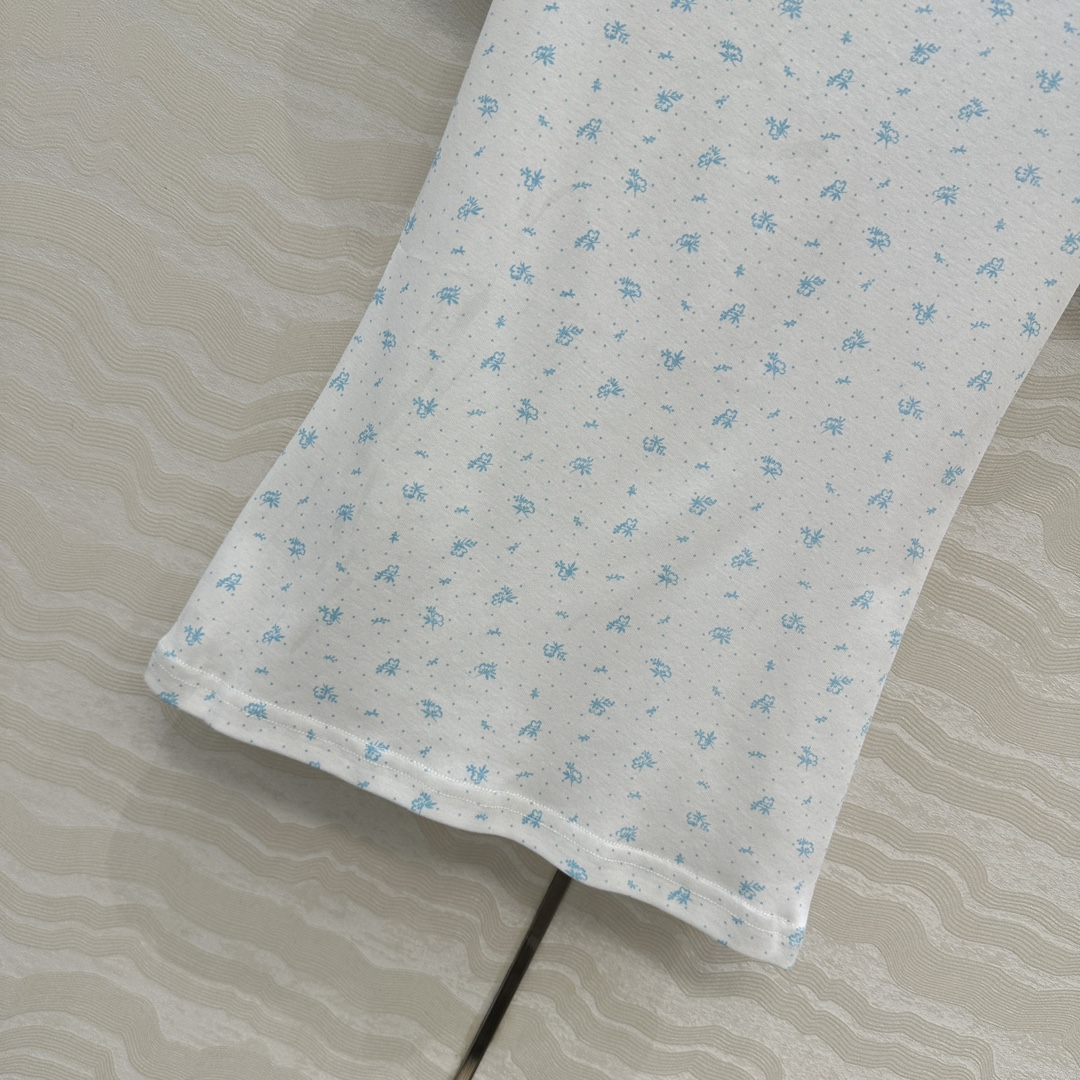 独家首发❤️原单品质，miu系少女穿搭！holiday系列田园小碎花纯棉短袖T恤，小花边领设计可爱少女风