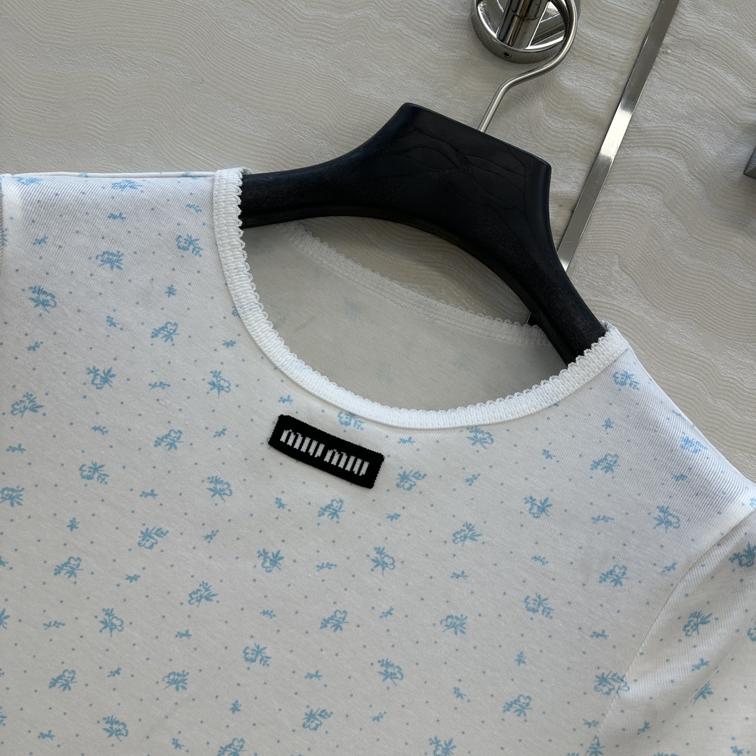 独家首发❤️原单品质，miu系少女穿搭！holiday系列田园小碎花纯棉短袖T恤，小花边领设计可爱少女风