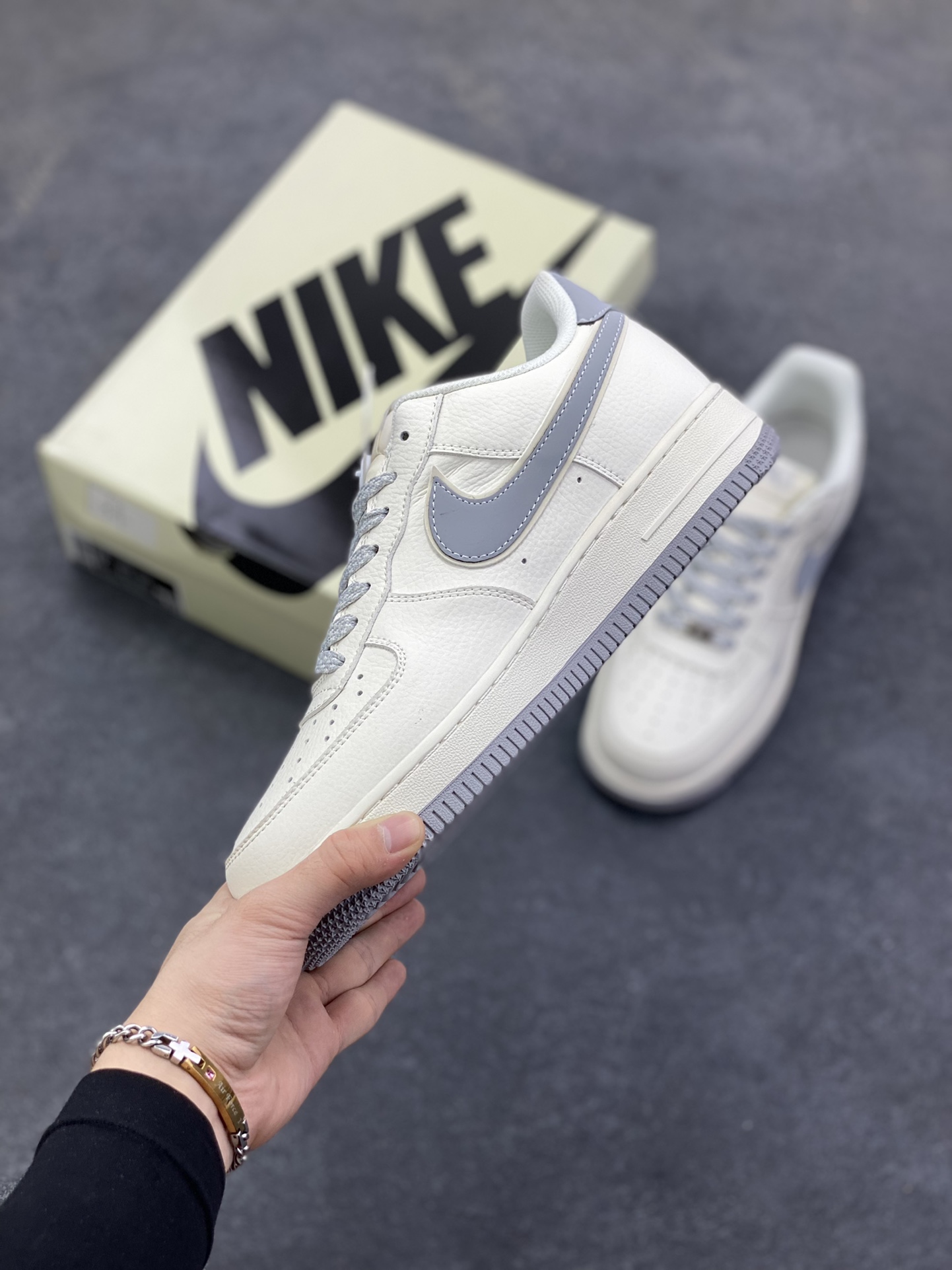 图片[3]-NIke Air Force 1 \’07 Low “NIKE灰标”空军一号 低帮 运动鞋 休闲鞋 折边针车 工艺难度大 原楦头原纸板 原装鞋盒 定制五金配件 内置全掌气垫 原厂鞋底 货号：CS5288-041 尺码：36 36.5 37.5 38 38.5 39 40 40.5 41 42 42.5 43 44 44.5 45-选品中心