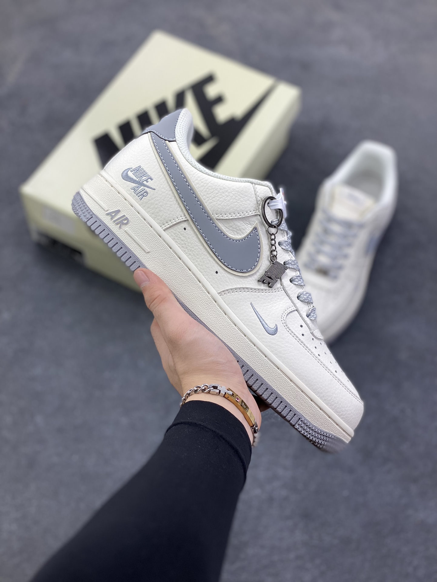 NIke Air Force 1 \’07 Low “NIKE灰标”空军一号 低帮 运动鞋 休闲鞋 折边针车 工艺难度大 原楦头原纸板 原装鞋盒 定制五金配件 内置全掌气垫 原厂鞋底 货号：CS5288-041 尺码：36 36.5 37.5 38 38.5 39 40 40.5 41 42 42.5 43 44 44.5 45-选品中心