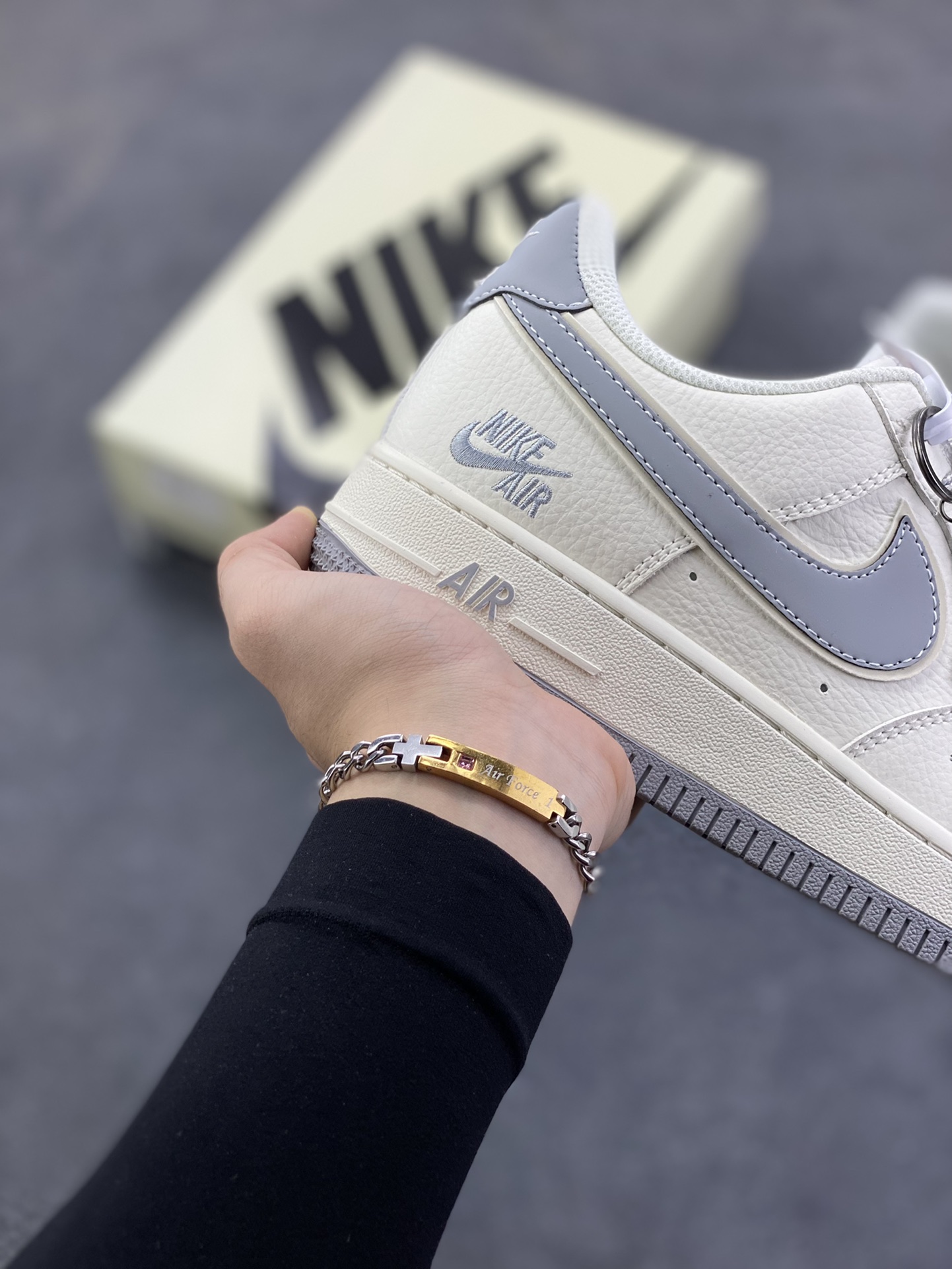 图片[6]-NIke Air Force 1 \’07 Low “NIKE灰标”空军一号 低帮 运动鞋 休闲鞋 折边针车 工艺难度大 原楦头原纸板 原装鞋盒 定制五金配件 内置全掌气垫 原厂鞋底 货号：CS5288-041 尺码：36 36.5 37.5 38 38.5 39 40 40.5 41 42 42.5 43 44 44.5 45-选品中心