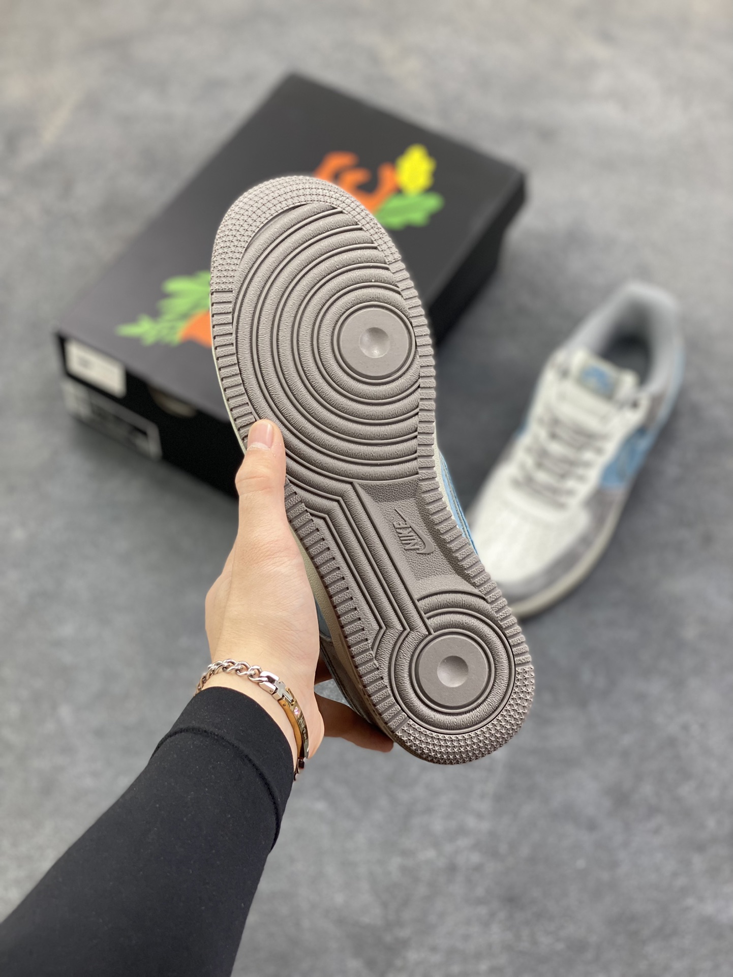 图片[5]-Nike Air Force 1 \’07 Low “头层猪八拼接” 空军一号 高端定制 低帮 运动鞋 休闲鞋 折边针车 工艺难度大 原楦头原纸板 原装鞋盒 定制五金配件 内置全掌气垫 原厂鞋底 货号：DY9867-009 尺码：36 36.5 37.5 38 38.5 39 40 40.5 41 42 42.5 43 44 44.5 45-选品中心