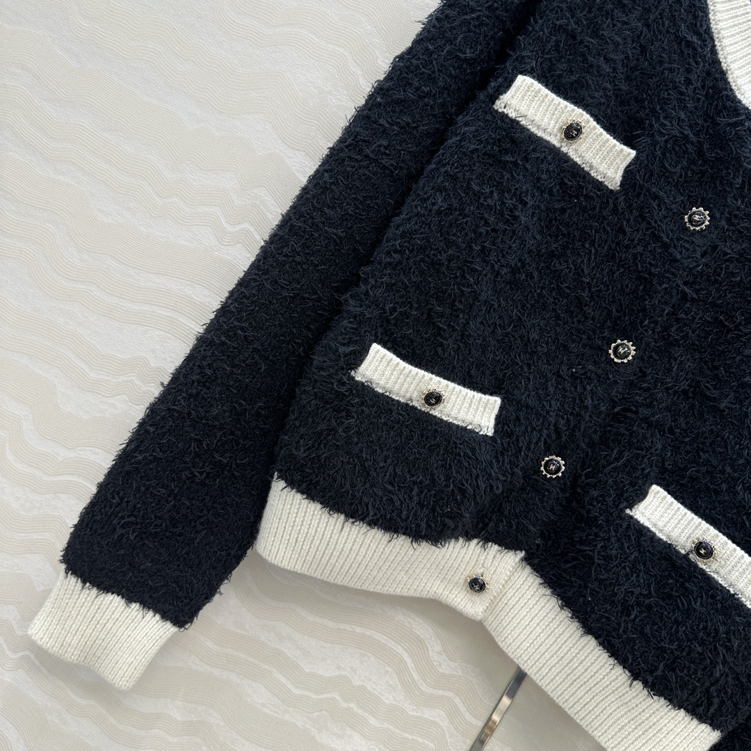 独家首发❤️高端原单品质，Coco25b美少女系列！撞色圆领小开衫，进口特种毛茸纱线质感细腻柔软。金属扣