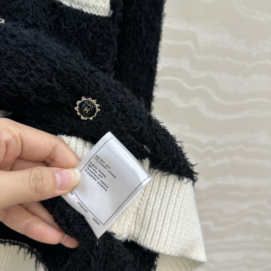 独家首发❤️高端原单品质，Coco25b美少女系列！撞色圆领小开衫，进口特种毛茸纱线质感细腻柔软。金属扣