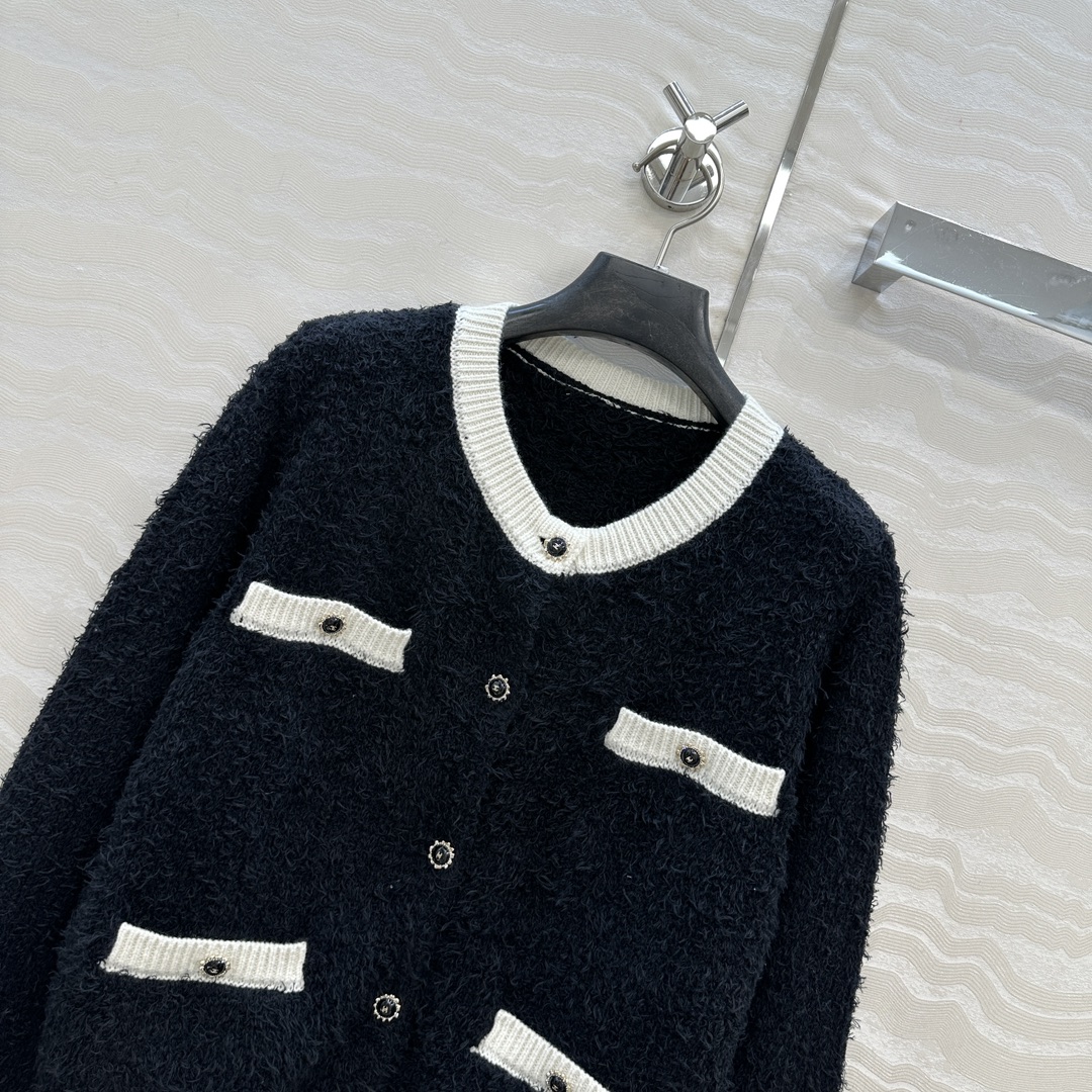 独家首发❤️高端原单品质，Coco25b美少女系列！撞色圆领小开衫，进口特种毛茸纱线质感细腻柔软。金属扣