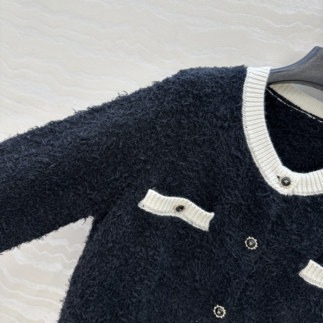 独家首发❤️高端原单品质，Coco25b美少女系列！撞色圆领小开衫，进口特种毛茸纱线质感细腻柔软。金属扣