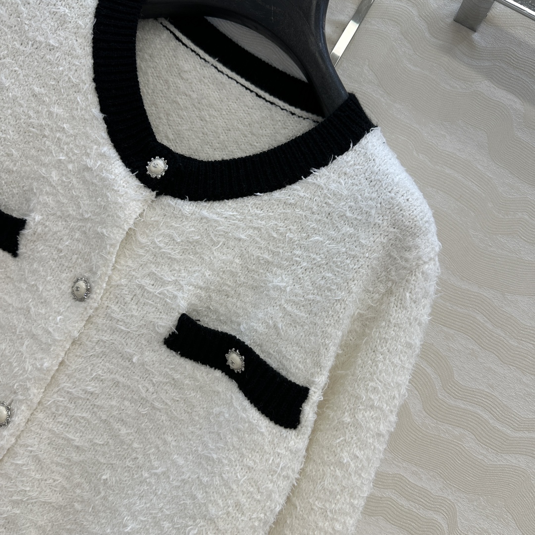 独家首发❤️高端原单品质，Coco25b美少女系列！撞色圆领小开衫，进口特种毛茸纱线质感细腻柔软。金属扣