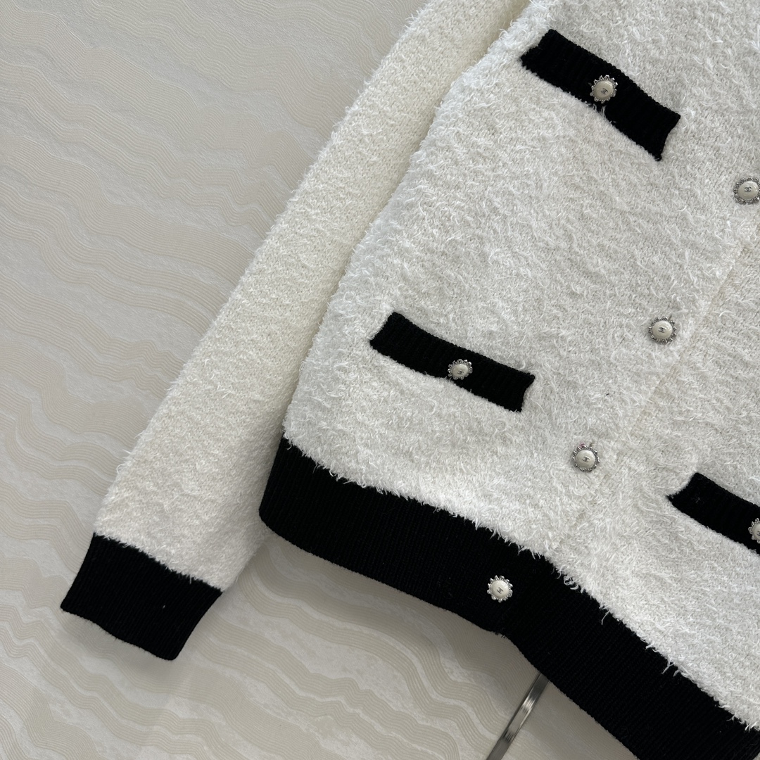 独家首发❤️高端原单品质，Coco25b美少女系列！撞色圆领小开衫，进口特种毛茸纱线质感细腻柔软。金属扣