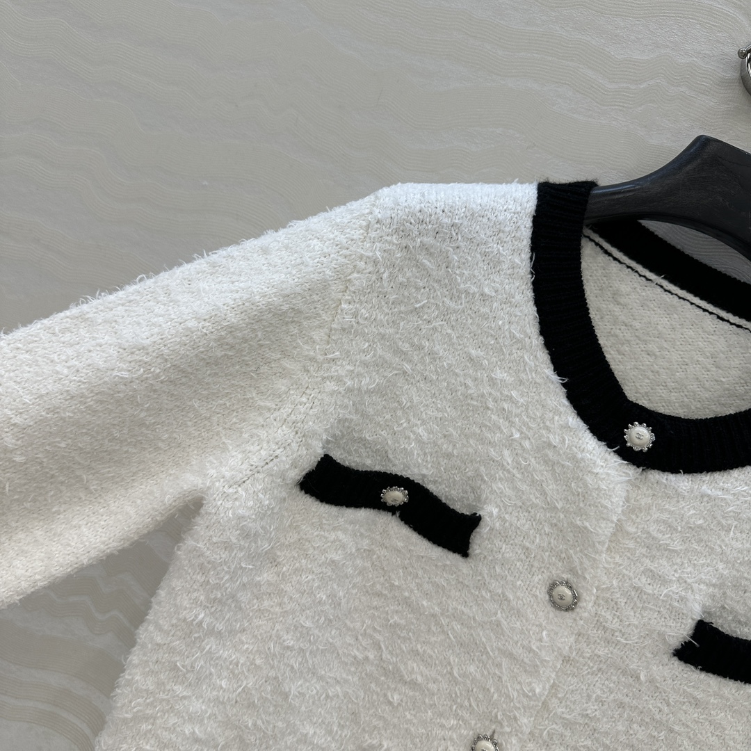 独家首发❤️高端原单品质，Coco25b美少女系列！撞色圆领小开衫，进口特种毛茸纱线质感细腻柔软。金属扣