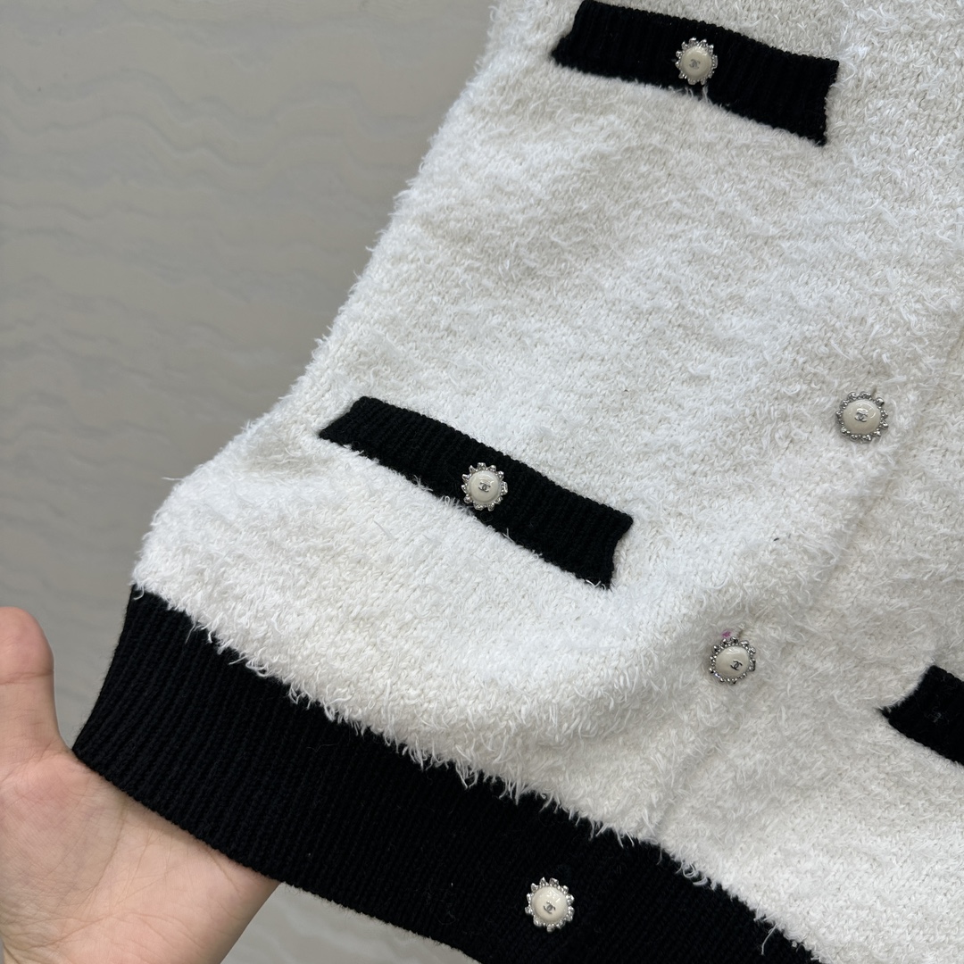 独家首发❤️高端原单品质，Coco25b美少女系列！撞色圆领小开衫，进口特种毛茸纱线质感细腻柔软。金属扣