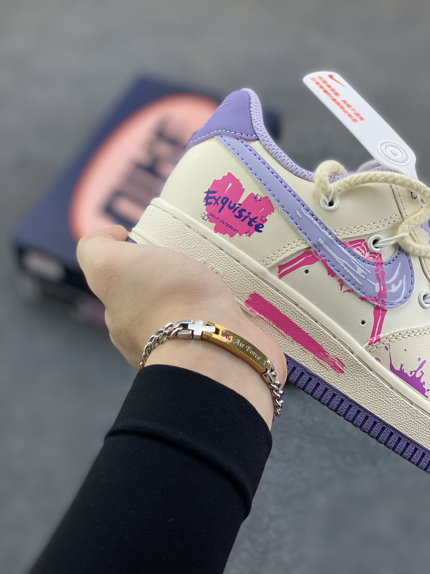 图片[6]-手绘涂鸦“紫粉表白”Nike Air Force 1 “Confession”空军一号定制板鞋 当紫的温柔与粉的热烈碰撞，这双定制空军一号便成了最浪漫的表白信。淡紫鞋尾晕染着梦幻，粉调蛛纹在银钩上舞动，泼墨般的色彩泼洒出不羁爱意，“Exquisite”的字样恰似情话呢喃。它打破常规，以甜酷姿态诉说深情，每一处涂鸦都是心跳的痕迹，每一抹色彩都是专属的浪漫暗号 货号：BD7701-220 尺码：36 36.5 37.5 38 38.5 39 40 40.5 41 42 42.5 43 44 44.5 45-选品中心