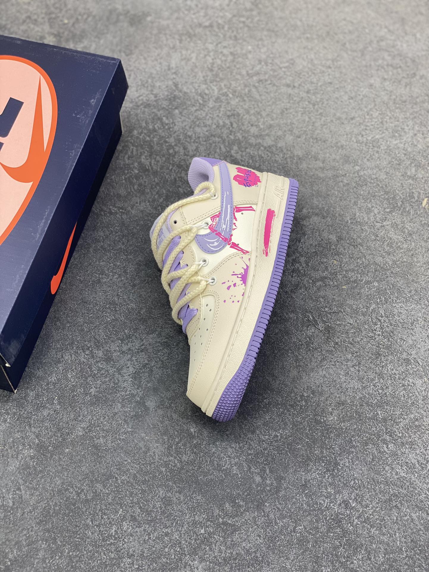 图片[7]-手绘涂鸦“紫粉表白”Nike Air Force 1 “Confession”空军一号定制板鞋 当紫的温柔与粉的热烈碰撞，这双定制空军一号便成了最浪漫的表白信。淡紫鞋尾晕染着梦幻，粉调蛛纹在银钩上舞动，泼墨般的色彩泼洒出不羁爱意，“Exquisite”的字样恰似情话呢喃。它打破常规，以甜酷姿态诉说深情，每一处涂鸦都是心跳的痕迹，每一抹色彩都是专属的浪漫暗号 货号：BD7701-220 尺码：36 36.5 37.5 38 38.5 39 40 40.5 41 42 42.5 43 44 44.5 45-选品中心
