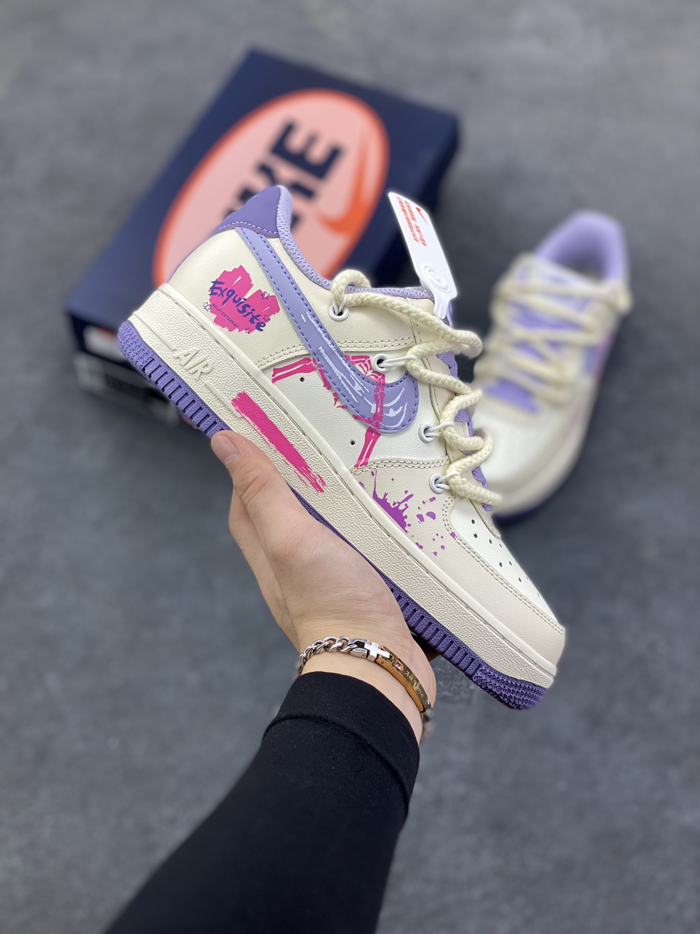 手绘涂鸦“紫粉表白”Nike Air Force 1 “Confession”空军一号定制板鞋 当紫的温柔与粉的热烈碰撞，这双定制空军一号便成了最浪漫的表白信。淡紫鞋尾晕染着梦幻，粉调蛛纹在银钩上舞动，泼墨般的色彩泼洒出不羁爱意，“Exquisite”的字样恰似情话呢喃。它打破常规，以甜酷姿态诉说深情，每一处涂鸦都是心跳的痕迹，每一抹色彩都是专属的浪漫暗号 货号：BD7701-220 尺码：36 36.5 37.5 38 38.5 39 40 40.5 41 42 42.5 43 44 44.5 45-选品中心