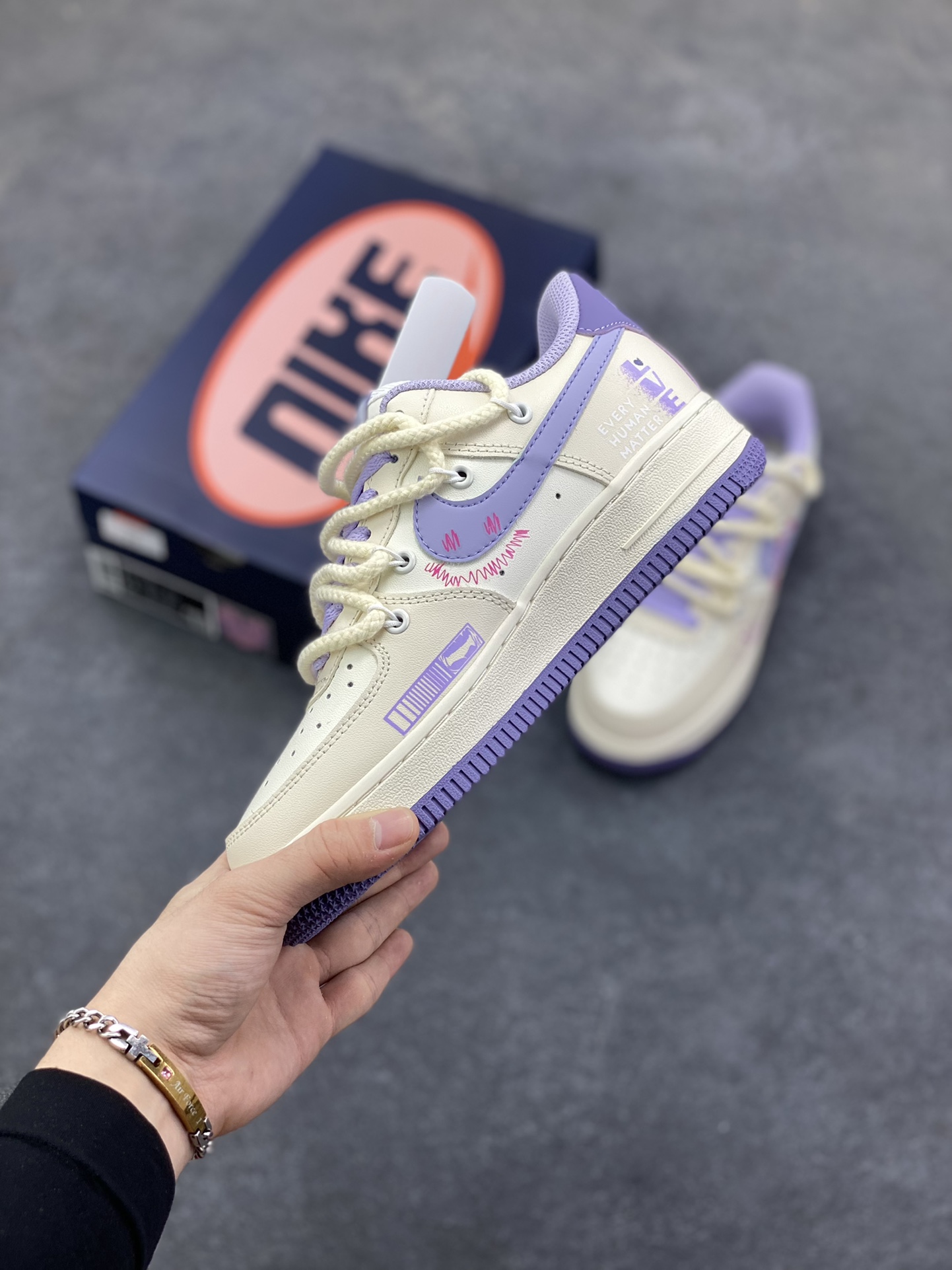 图片[3]-手绘涂鸦“紫粉表白”Nike Air Force 1 “Confession”空军一号定制板鞋 当紫的温柔与粉的热烈碰撞，这双定制空军一号便成了最浪漫的表白信。淡紫鞋尾晕染着梦幻，粉调蛛纹在银钩上舞动，泼墨般的色彩泼洒出不羁爱意，“Exquisite”的字样恰似情话呢喃。它打破常规，以甜酷姿态诉说深情，每一处涂鸦都是心跳的痕迹，每一抹色彩都是专属的浪漫暗号 货号：BD7701-220 尺码：36 36.5 37.5 38 38.5 39 40 40.5 41 42 42.5 43 44 44.5 45-选品中心