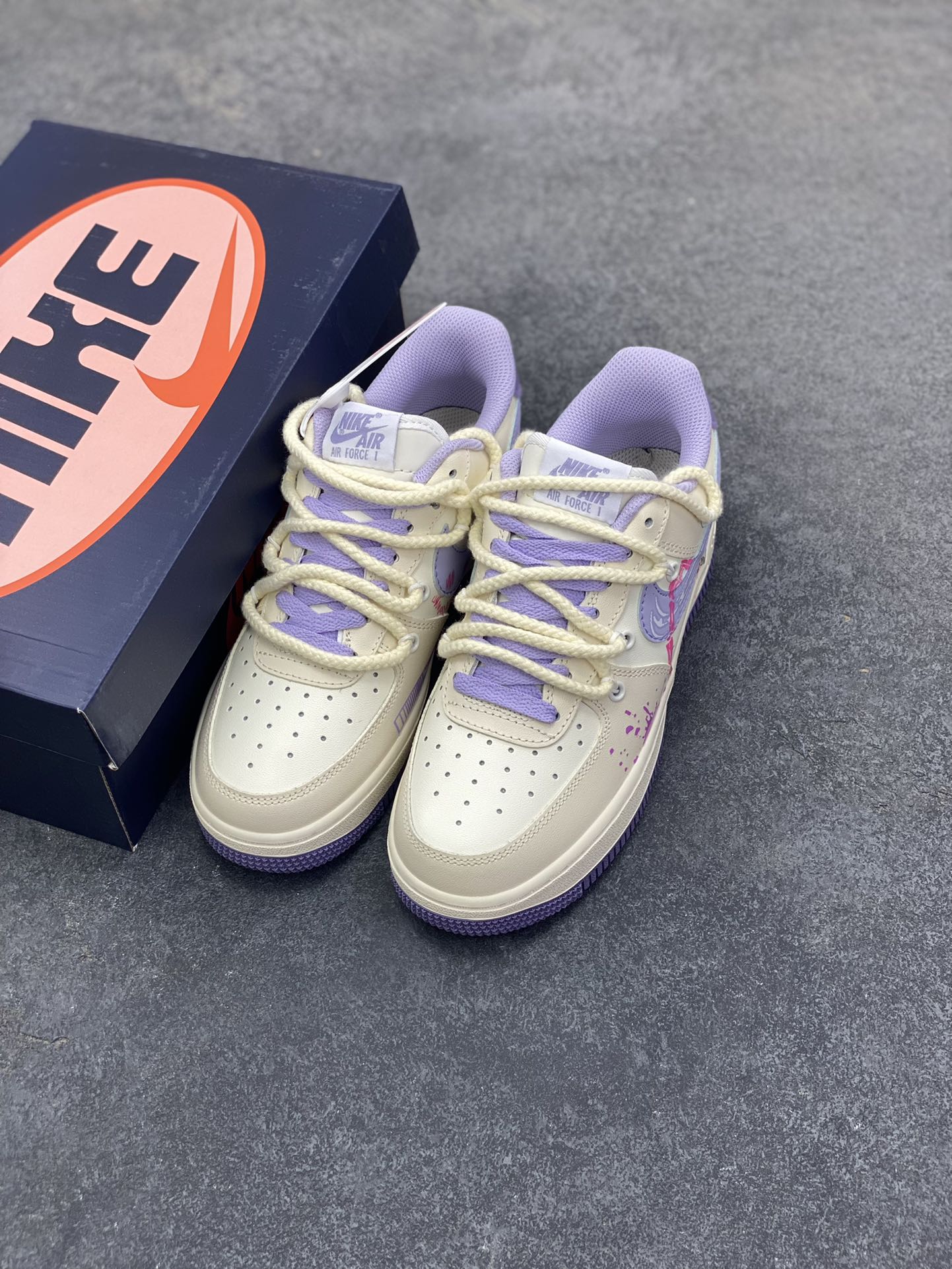 图片[8]-手绘涂鸦“紫粉表白”Nike Air Force 1 “Confession”空军一号定制板鞋 当紫的温柔与粉的热烈碰撞，这双定制空军一号便成了最浪漫的表白信。淡紫鞋尾晕染着梦幻，粉调蛛纹在银钩上舞动，泼墨般的色彩泼洒出不羁爱意，“Exquisite”的字样恰似情话呢喃。它打破常规，以甜酷姿态诉说深情，每一处涂鸦都是心跳的痕迹，每一抹色彩都是专属的浪漫暗号 货号：BD7701-220 尺码：36 36.5 37.5 38 38.5 39 40 40.5 41 42 42.5 43 44 44.5 45-选品中心