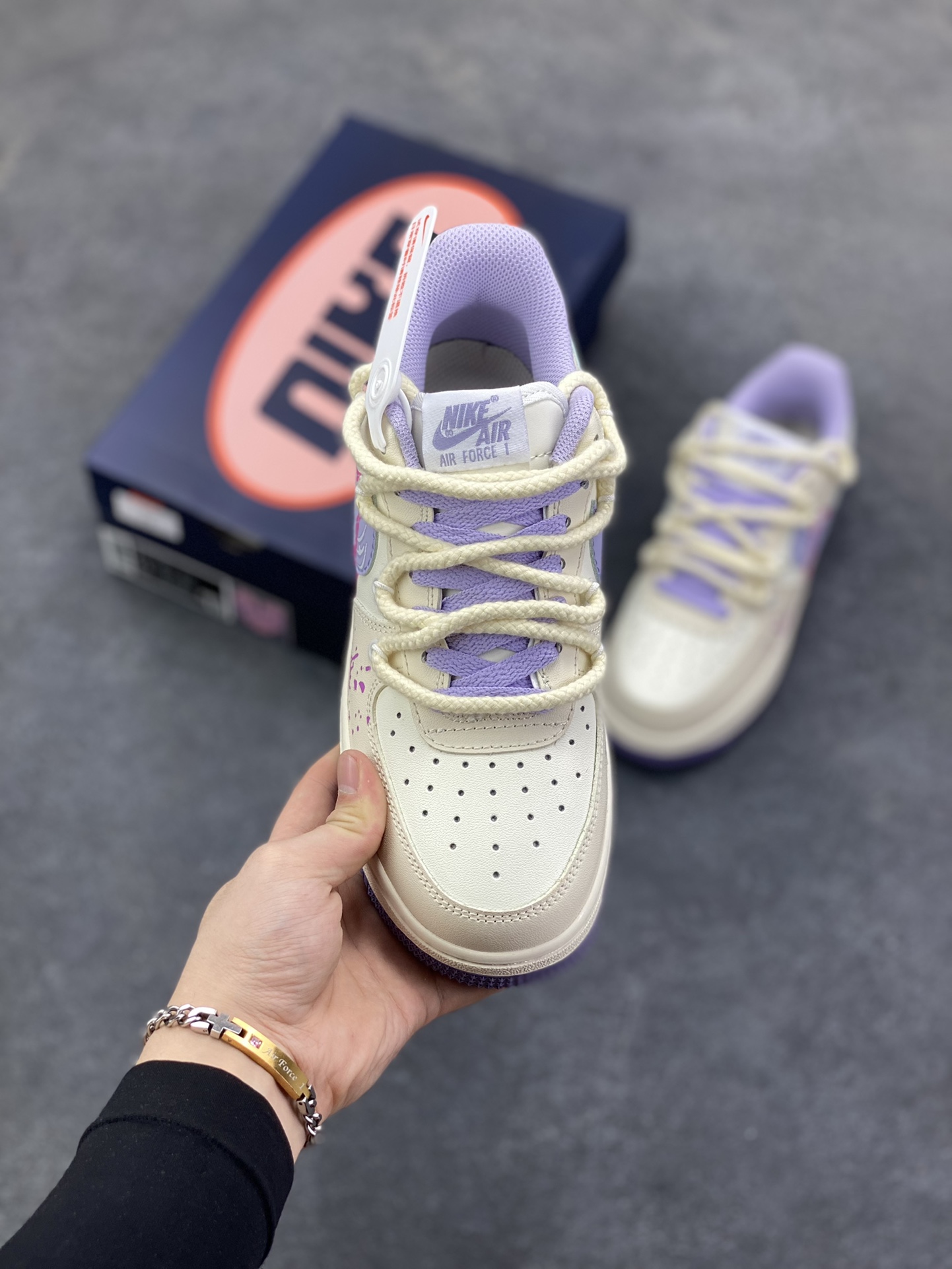 图片[2]-手绘涂鸦“紫粉表白”Nike Air Force 1 “Confession”空军一号定制板鞋 当紫的温柔与粉的热烈碰撞，这双定制空军一号便成了最浪漫的表白信。淡紫鞋尾晕染着梦幻，粉调蛛纹在银钩上舞动，泼墨般的色彩泼洒出不羁爱意，“Exquisite”的字样恰似情话呢喃。它打破常规，以甜酷姿态诉说深情，每一处涂鸦都是心跳的痕迹，每一抹色彩都是专属的浪漫暗号 货号：BD7701-220 尺码：36 36.5 37.5 38 38.5 39 40 40.5 41 42 42.5 43 44 44.5 45-选品中心