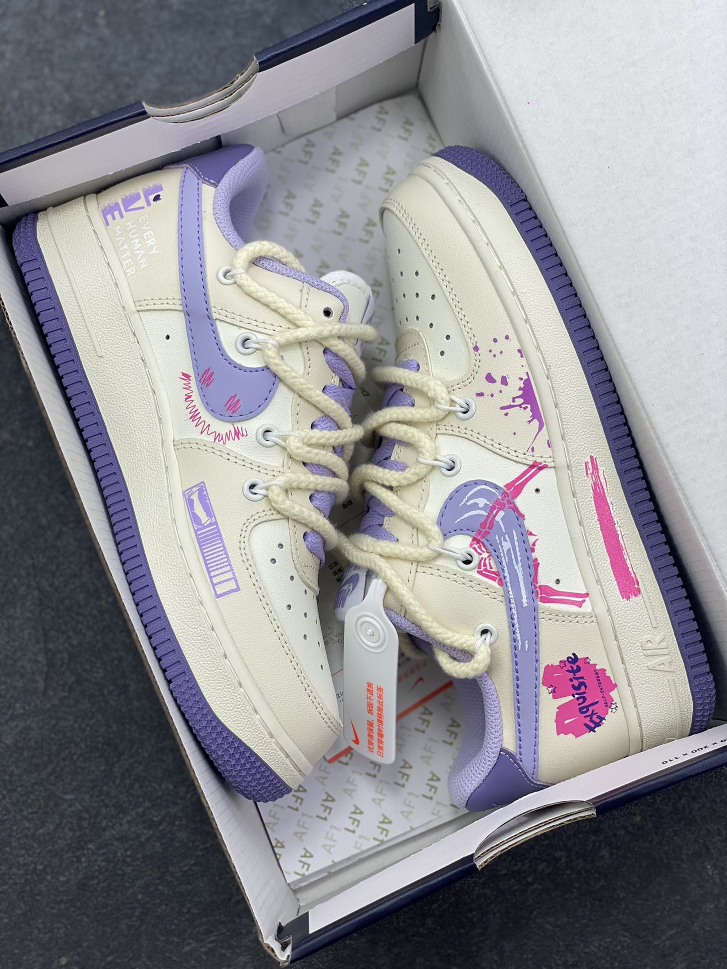 图片[9]-手绘涂鸦“紫粉表白”Nike Air Force 1 “Confession”空军一号定制板鞋 当紫的温柔与粉的热烈碰撞，这双定制空军一号便成了最浪漫的表白信。淡紫鞋尾晕染着梦幻，粉调蛛纹在银钩上舞动，泼墨般的色彩泼洒出不羁爱意，“Exquisite”的字样恰似情话呢喃。它打破常规，以甜酷姿态诉说深情，每一处涂鸦都是心跳的痕迹，每一抹色彩都是专属的浪漫暗号 货号：BD7701-220 尺码：36 36.5 37.5 38 38.5 39 40 40.5 41 42 42.5 43 44 44.5 45-选品中心