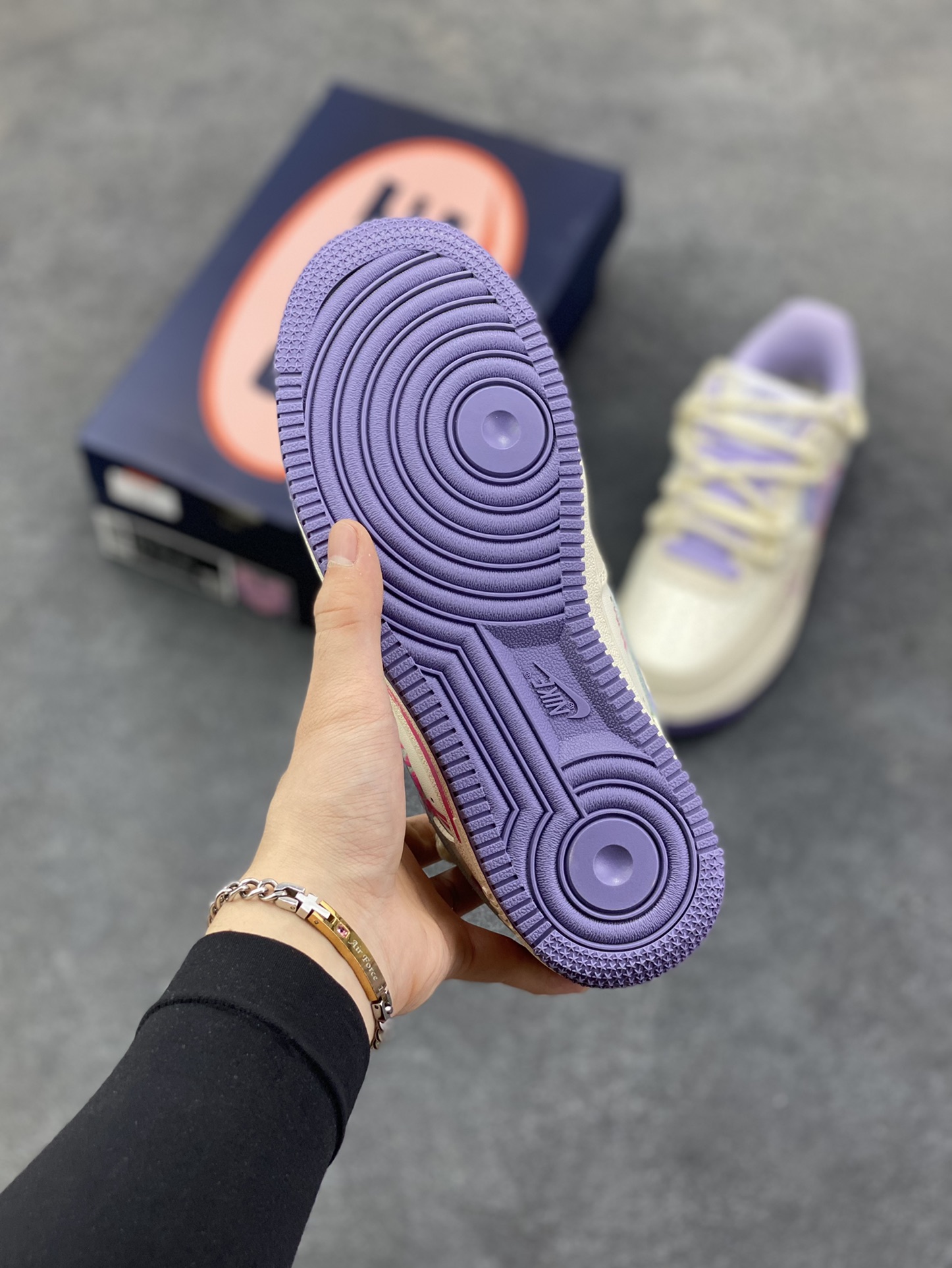 图片[5]-手绘涂鸦“紫粉表白”Nike Air Force 1 “Confession”空军一号定制板鞋 当紫的温柔与粉的热烈碰撞，这双定制空军一号便成了最浪漫的表白信。淡紫鞋尾晕染着梦幻，粉调蛛纹在银钩上舞动，泼墨般的色彩泼洒出不羁爱意，“Exquisite”的字样恰似情话呢喃。它打破常规，以甜酷姿态诉说深情，每一处涂鸦都是心跳的痕迹，每一抹色彩都是专属的浪漫暗号 货号：BD7701-220 尺码：36 36.5 37.5 38 38.5 39 40 40.5 41 42 42.5 43 44 44.5 45-选品中心