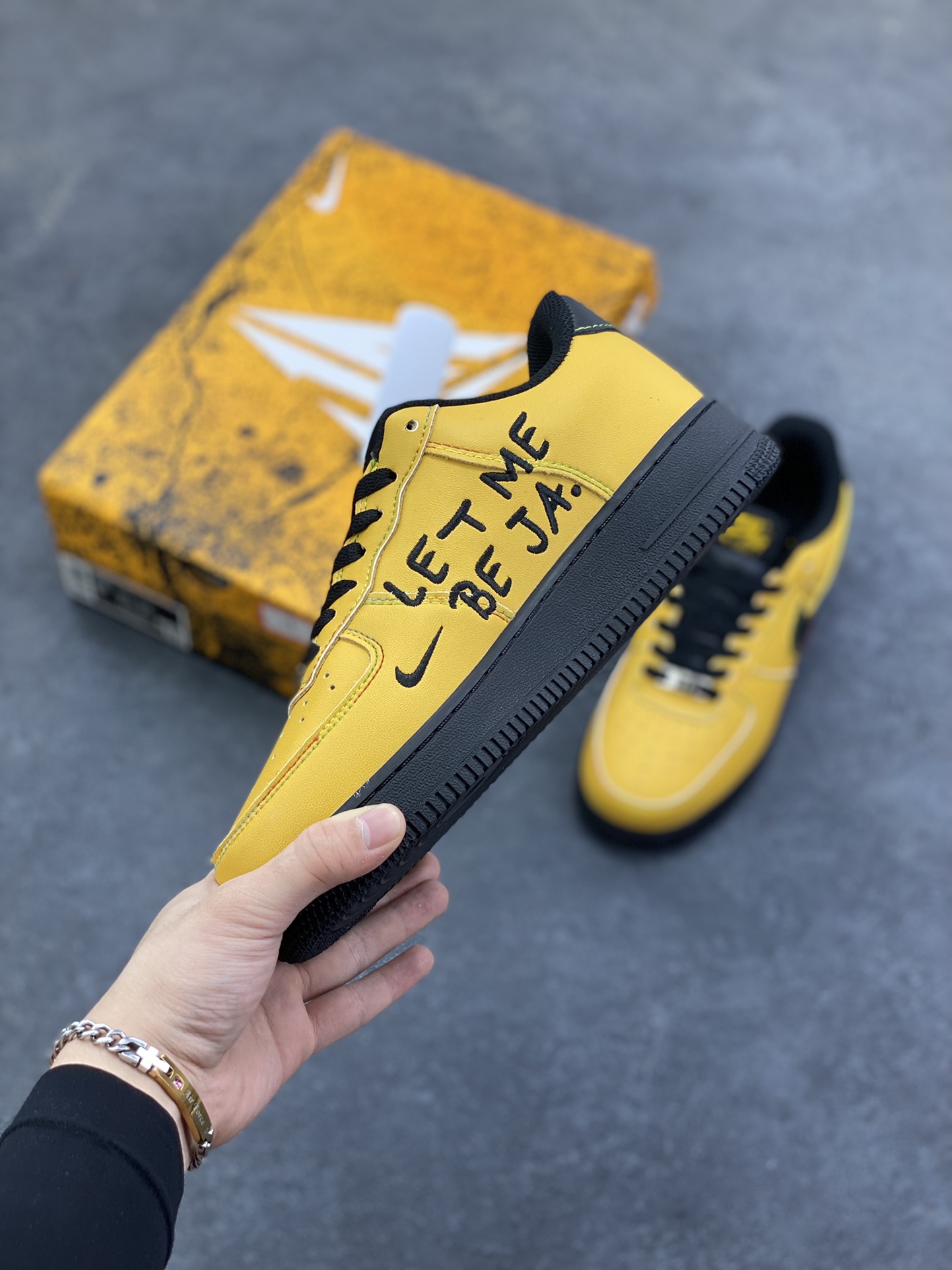 图片[3]-Nike Air Force 1 Low 空军一号低帮百搭休闲运动板鞋。柔软、弹性十足的缓震性能和出色的中底设计，横跨复古与现代的外型结合，造就出风靡全球三十多年的Force 1，直到今天还深受青睐。 货号：IQ2713-700 尺码：36 36.5 37.5 38 38.5 39 40 40.5 41 42 42.5 43 44 44.5 45-选品中心