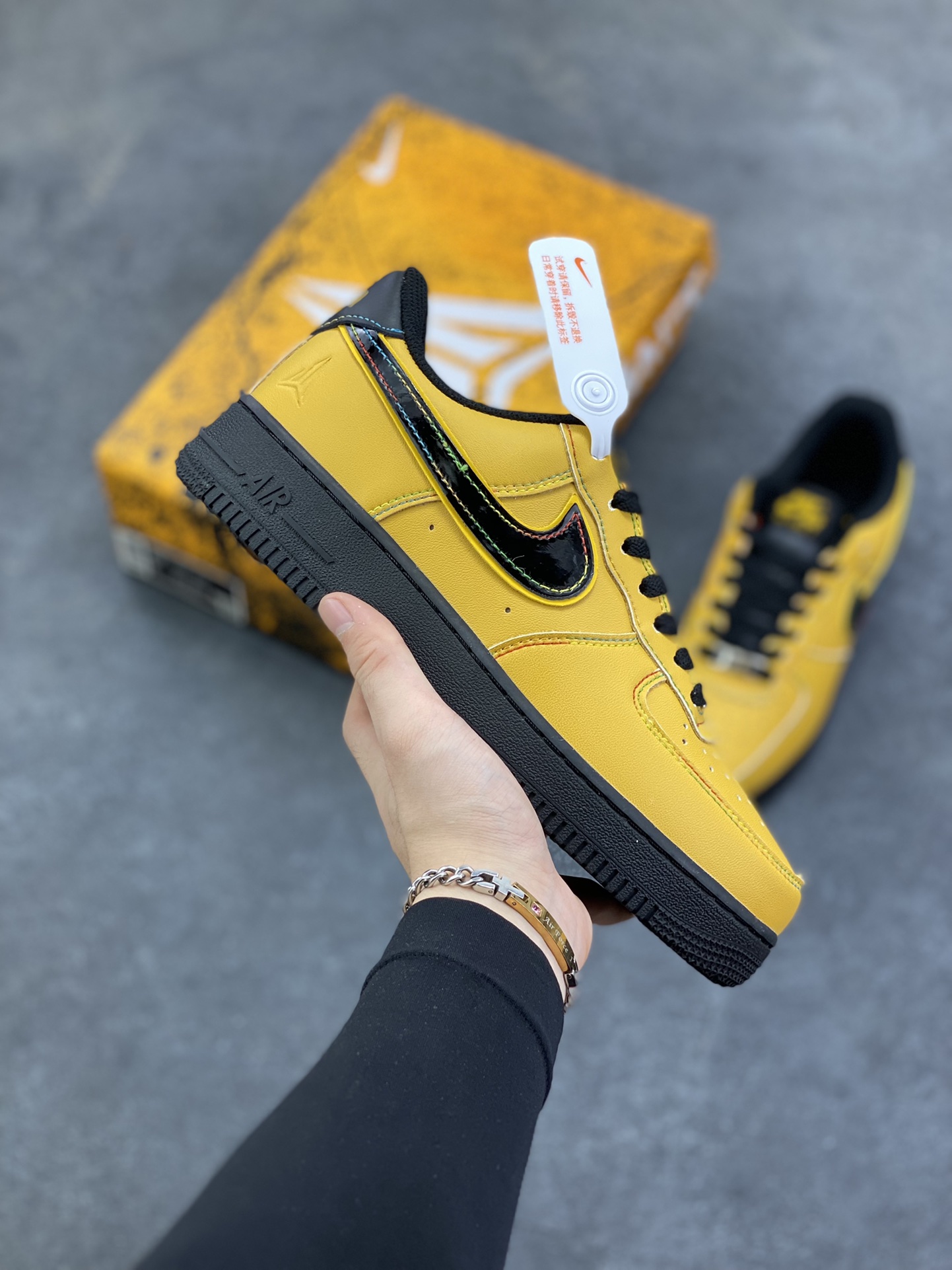 Nike Air Force 1 Low 空军一号低帮百搭休闲运动板鞋。柔软、弹性十足的缓震性能和出色的中底设计，横跨复古与现代的外型结合，造就出风靡全球三十多年的Force 1，直到今天还深受青睐。 货号：IQ2713-700 尺码：36 36.5 37.5 38 38.5 39 40 40.5 41 42 42.5 43 44 44.5 45-选品中心