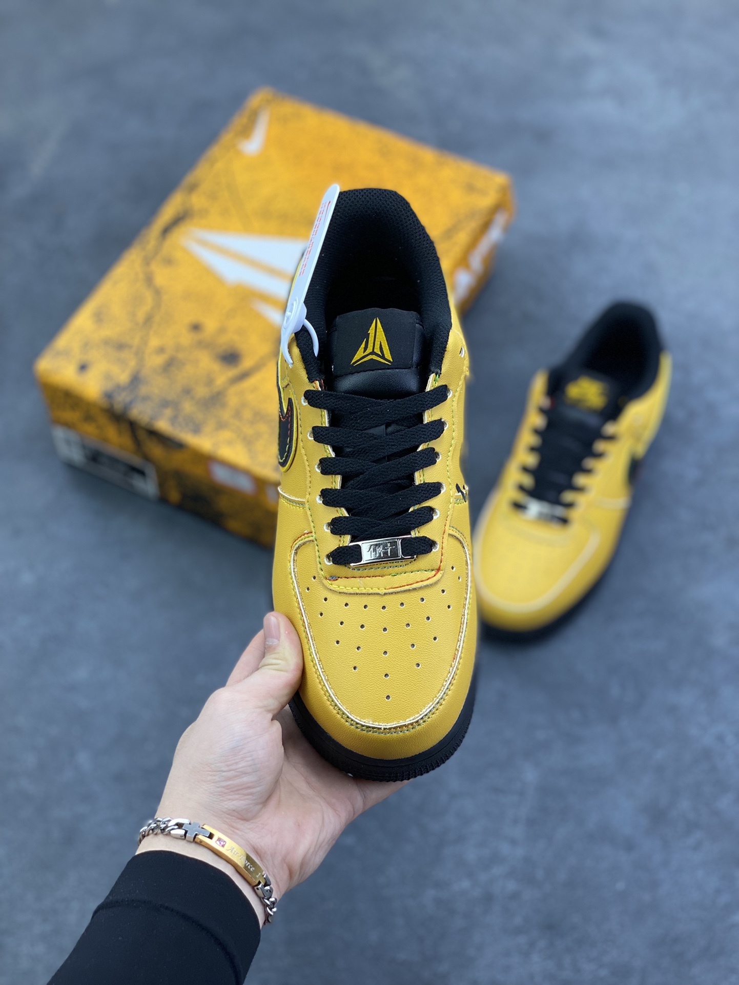 图片[2]-Nike Air Force 1 Low 空军一号低帮百搭休闲运动板鞋。柔软、弹性十足的缓震性能和出色的中底设计，横跨复古与现代的外型结合，造就出风靡全球三十多年的Force 1，直到今天还深受青睐。 货号：IQ2713-700 尺码：36 36.5 37.5 38 38.5 39 40 40.5 41 42 42.5 43 44 44.5 45-选品中心