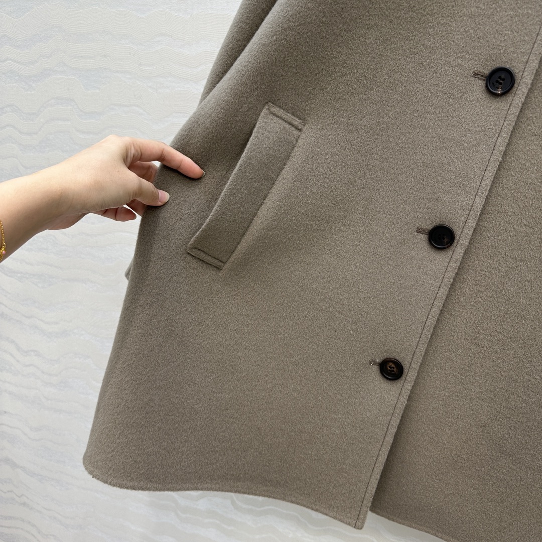 独家首发❤️高端品质！lP🆕高奢老钱风穿搭！定制琥珀色。英式气质翻领单排扣手工羊绒长款大衣外套！廓形设计