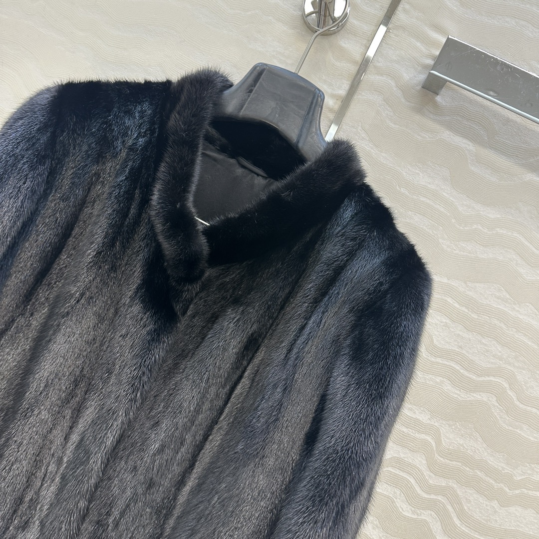 高端顶级好货，Row风长期主义穿搭！黑貂大衣！整件采用纯手工抽刀工艺做法！懂货的来！高级黑貂复古美感绝对