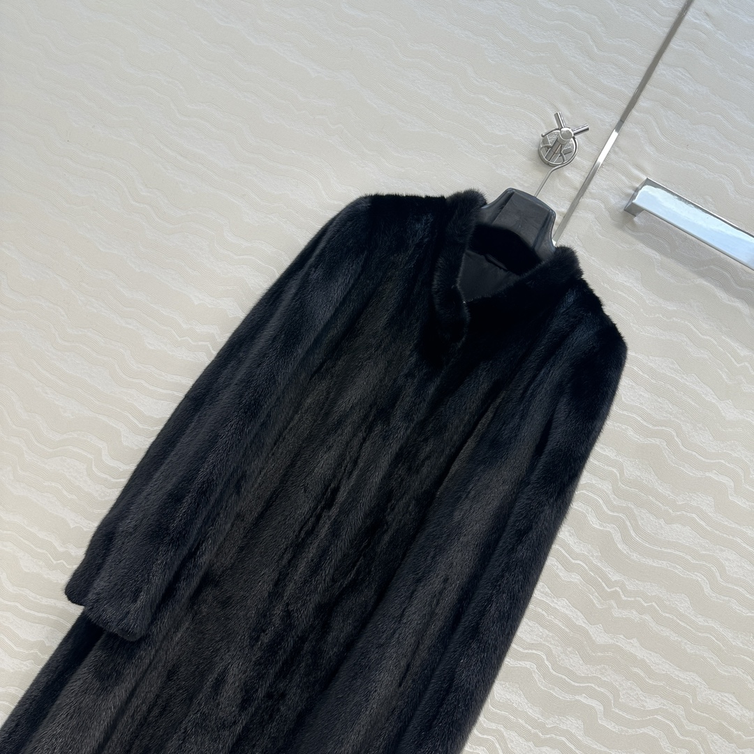 高端顶级好货，Row风长期主义穿搭！黑貂大衣！整件采用纯手工抽刀工艺做法！懂货的来！高级黑貂复古美感绝对