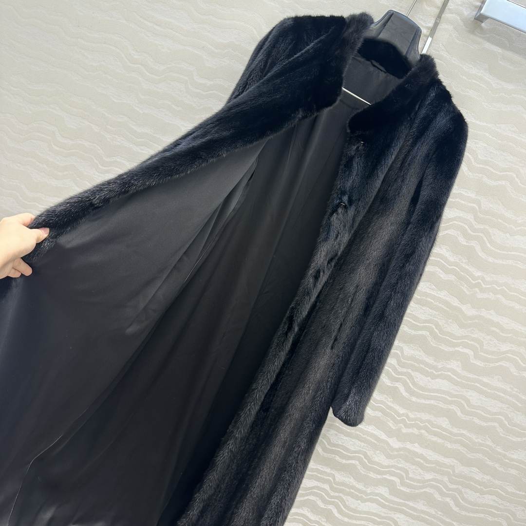 高端顶级好货，Row风长期主义穿搭！黑貂大衣！整件采用纯手工抽刀工艺做法！懂货的来！高级黑貂复古美感绝对