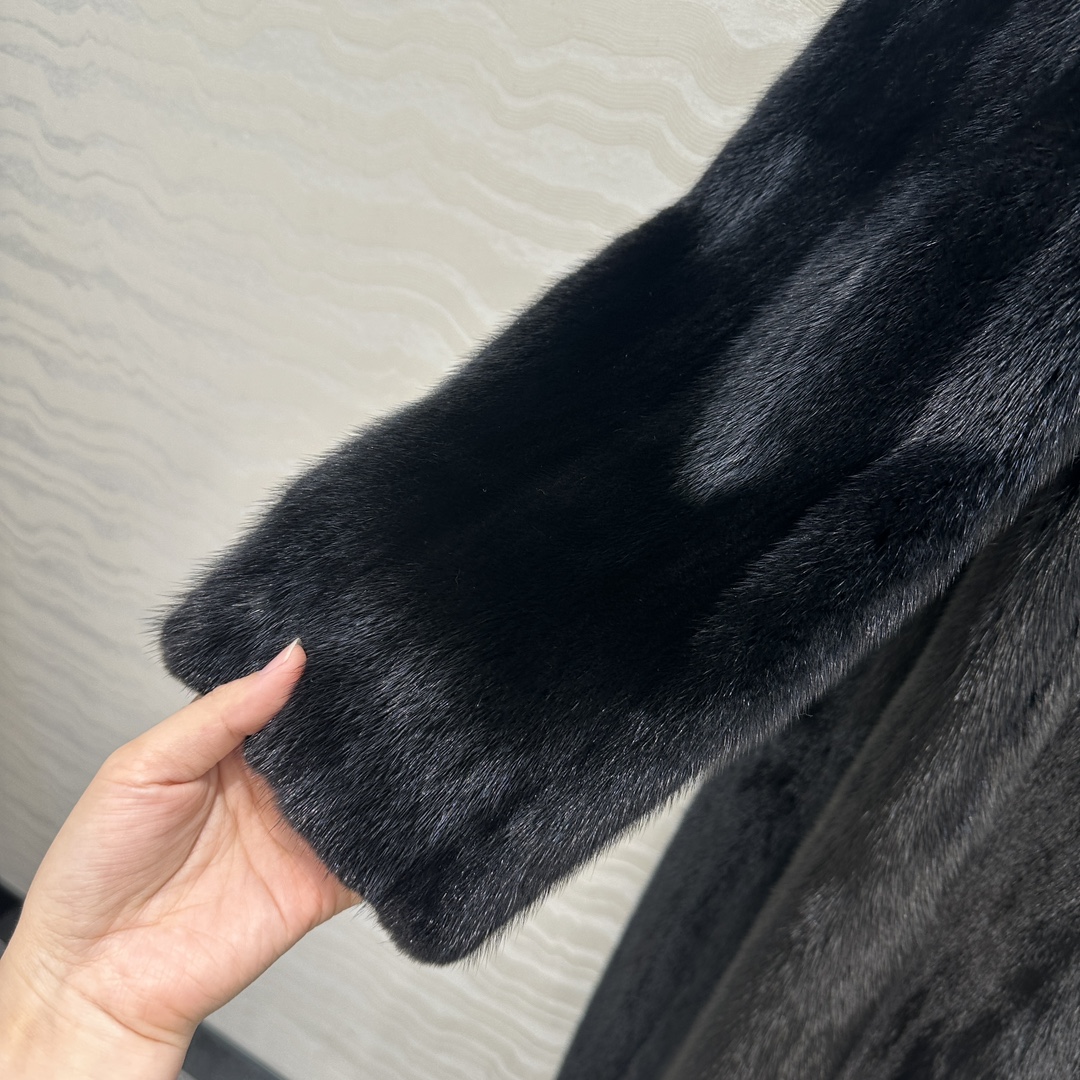 高端顶级好货，Row风长期主义穿搭！黑貂大衣！整件采用纯手工抽刀工艺做法！懂货的来！高级黑貂复古美感绝对
