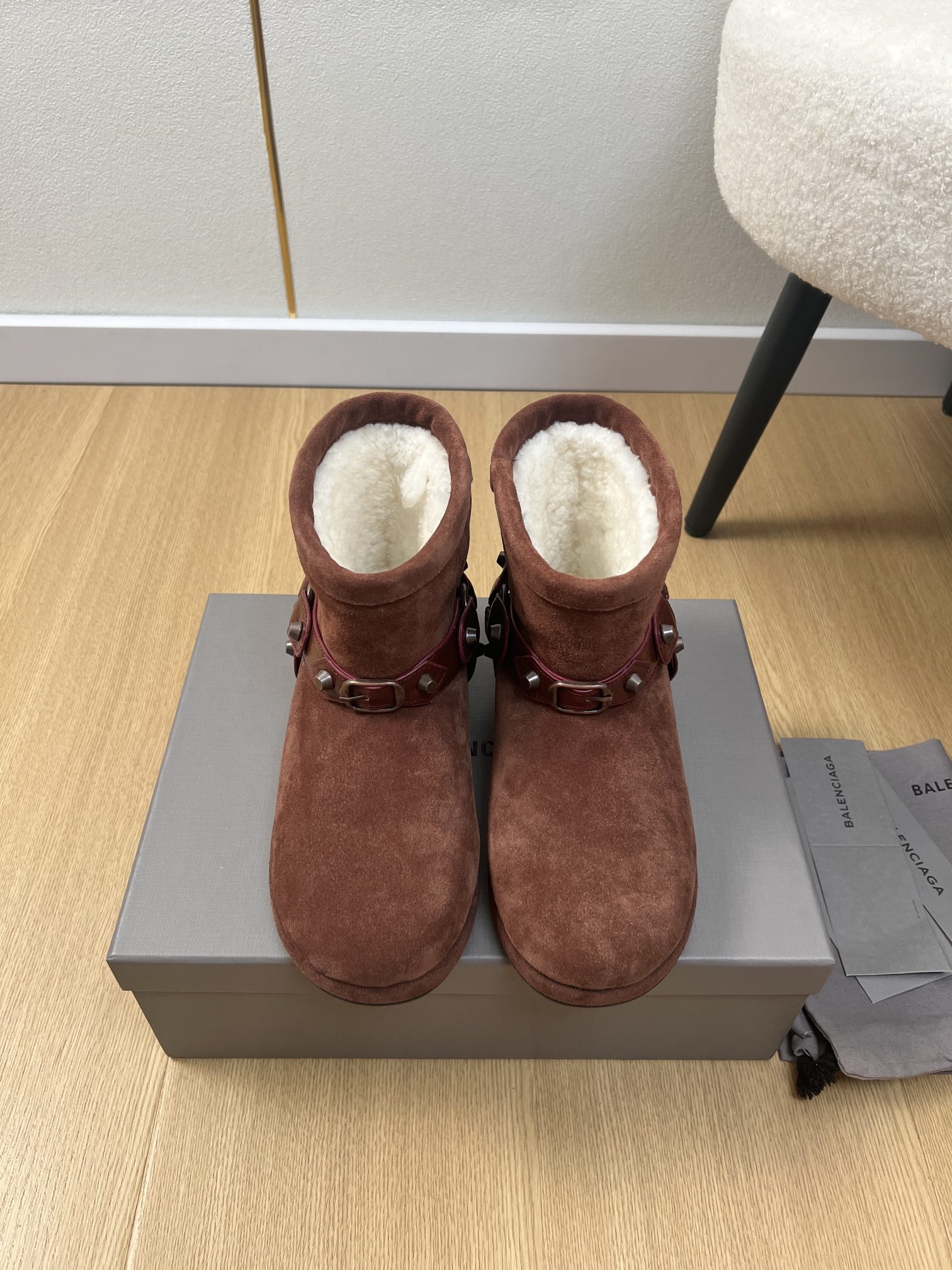 NO:577509,Balenciaga Balenciaga | 2025 B's 2025 autumn and winter new products. The latest series of snow boots and shoes with rivet buckles in the counter. Xiaohongshu strongly recommends the most popular models. It is popular among celebrities and Internet celebrities. It is full of relaxation, elegant, high-end and cute. Soft wool and cowhide are full of retro feeling and are the most versatile. A must-have snow boot for girls this winter. The upper is original cow suede and the lining is wool.  Outsole original molded outsole 1.5cm size 35-41 (40.41 customized), snow boots, balenciaga, balenciaga, boots19860909Balenciaga巴黎世家 | 2025 B家2025秋冬新品 专柜最新爆柳钉扣带雪地靴鞋系列 小红书力推爆款超火爆 众明星网红潮人大秀款 松驰感满满 秀气高级又可爱 柔软羊毛配搭牛绒满满的复古感又是最最最百搭的 今年女孩冬天必入的一款雪地靴 鞋面原版牛反绒 内里羊毛 大底原版开模大底 1.5cm 码数35-41（40.41定制）,雪地靴,balenciaga,balenciaga,boots,Women's Shoes