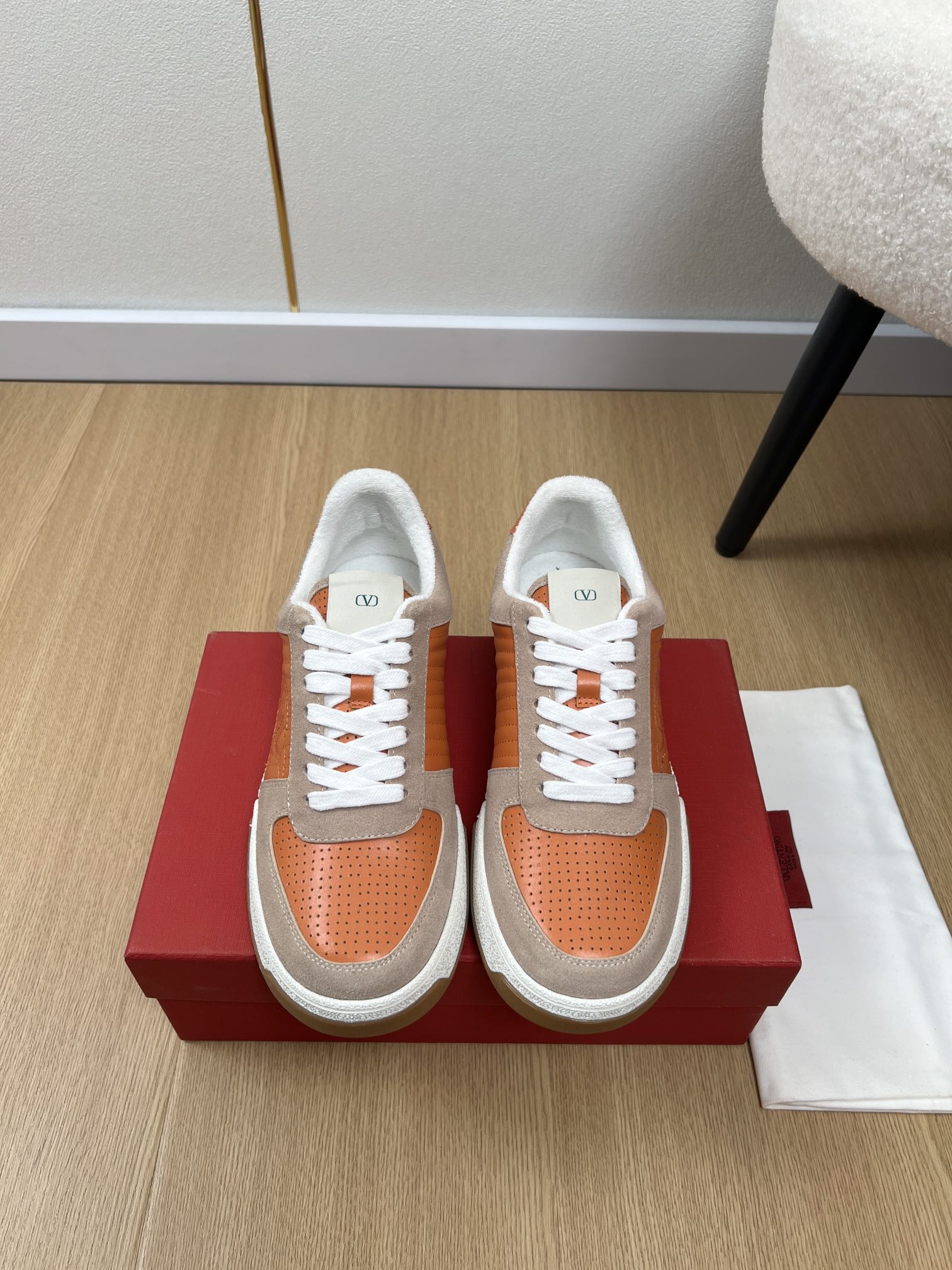 NO:577506,Valentino Valentino | 2025 V Home 2025 Autumn and Winter New Products The latest series of color-blocked casual sports shoes at the counter. Thai pants are spicy! A perfect artifact. The original molded outsole is very stylish. It is very light and feels perfect on the feet. I really need versatile shoes in summer. They look good no matter how you match them. They have a casual and high-end feel and are very comfortable. They match with all kinds of pants. They are very trendy. They are super good-looking and versatile. Zoom in on the details to see the unique 3D visual effects. Brand new and eye-catching. Brand spokesperson Yang Yang, starting with the men's V logo printed look, Vlogo Pace retro sports shoes. The upper is imported calfskin stitching. Lined with towel, outsole original molded two-color outsole, heel height 2.5cm, men's size 39-46 (customized at 45.46), casual shoes/sports shoes, valentino, valentino, sneakers, cowhide19860909Valentino 华伦天奴 | 2025 V家2025秋冬新品 专柜最新拼色休闲运动鞋系列 泰裤辣！妥妥神器一枚 原版开模大底,很有型 很轻便,脚感满分夏天真的太需要百搭鞋了,怎么搭配都好看,随意且高级的感觉舒适度也很棒,搭配各种裤子,潮爆了 超好看百搭 细节放大可见獨特的 3D視覺效果 全新吸睛,品牌代言人杨洋,入手男士V标志印花look, Vlogo Pace 复古运动鞋 鞋面进口小牛皮拼接牛猄 内里毛巾里 大底原版开模双色大底 跟高2.5cm 码数男款39-46（45.46定制）,休闲鞋/运动鞋,valentino,valentino,sneakers,cowhide,Women's Shoes