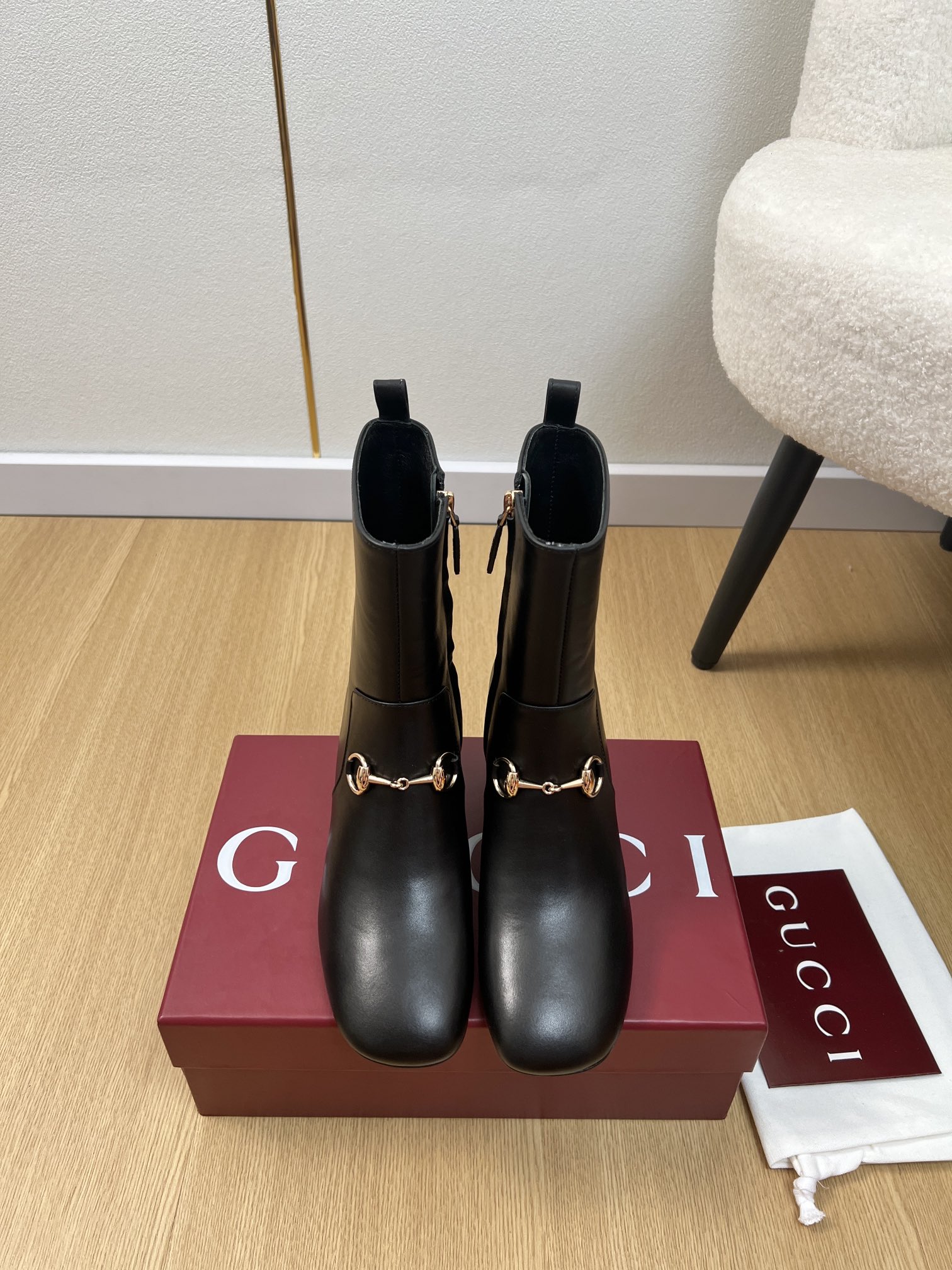 NO:577503,GUCCI | 5 G Home 2025 Autumn and Winter New Products The latest series of classic horsebit thick heel short boots in the counter can be easily worn on any outfit. The design is simple and the diversified basic models are not seemingly simple, but in fact add many tedious and necessary details. It is a very cute outfit whether at home or out. [Seduce] Thick sole, full toe, wide design, very very comfortable, both sports and casual business& Upper Original custom calfskin lining  Sheepskin lining, outsole, genuine leather outsole imported from Italy, heel height 5.5cm, size 35-42 (40.41.42 customized, non-refundable), boots, gucci, gucci, gucci, boots, cowhide, sheepskin, Leather soles19860909GUCCI 古驰 | 5 G家2025秋冬新品 专柜最新经典马衔扣粗跟短靴系列 上脚轻松驾驭任何服饰.设计简约、选择多样化的基础款,而非看似简单,实则添加许多繁琐必要的细节.无论是居家还是外出都是非常可爱的穿搭[勾引]厚底,鞋头饱满,宽版设计,非常非常舒适,既运动,又可以休闲商务& 鞋面 原版定制小牛皮 内里 羊皮内里 大底 意大利进口真皮大底 跟高 5.5cm 码数 35-42（40.41.42定制不退换）,靴子,gucci,gucci,gucci,boots,cowhide,sheepskin,Leather soles,Women's Shoes