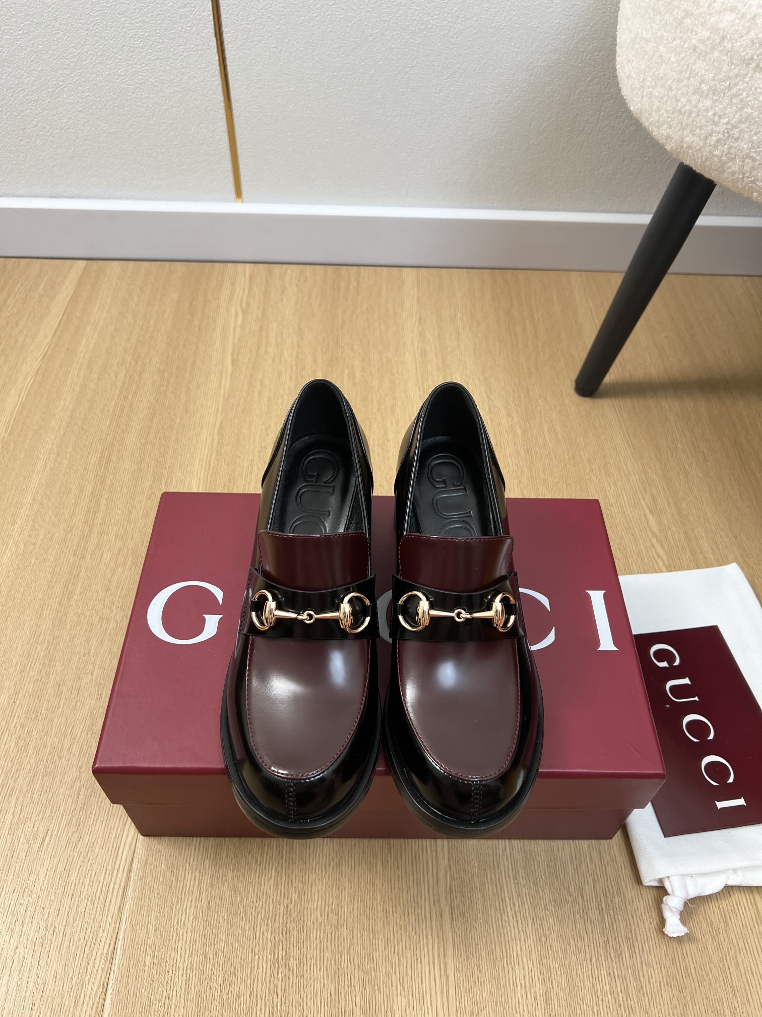 NO:577499,GUCCI Gucci | 5 G Home 2025 Autumn and Winter New Products The latest series of classic horsebit thick heel loafers in the counter can be easily worn with any outfit. The design is simple and the diversified basic models are not seemingly simple, but in fact add many tedious and necessary details. It is a very cute outfit whether at home or out. [Seduce] Thick sole, full toe, wide design, very comfortable, both sporty and casual business& Upper Original customized calfskin/open edge beaded cowhide  Lining Sheepskin lining Outsole Italian imported leather outsole Heel height 5.5cm Size 35-42 (40.41.42 customization is not returnable), loafers, gucci, gucci, gucci, loafers, cowhide, sheepskin, Leather soles19860909GUCCI 古驰 | 5 G家2025秋冬新品 专柜最新经典马衔扣粗跟乐福鞋系列 上脚轻松驾驭任何服饰.设计简约、选择多样化的基础款,而非看似简单,实则添加许多繁琐必要的细节.无论是居家还是外出都是非常可爱的穿搭[勾引]厚底,鞋头饱满,宽版设计,非常非常舒适,既运动,又可以休闲商务& 鞋面 原版定制小牛皮/开边珠牛皮 内里 羊皮内里 大底 意大利进口真皮大底 跟高 5.5cm 码数 35-42（40.41.42定制不退换）,乐福鞋,gucci,gucci,gucci,loafers,cowhide,sheepskin,Leather soles,Women's Shoes