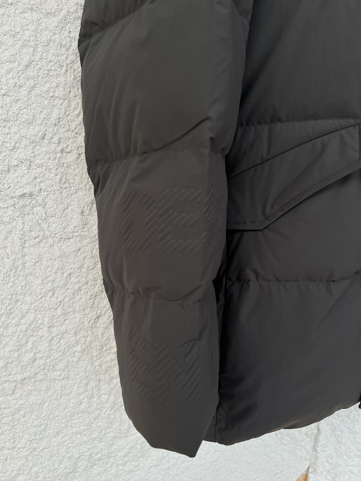 385💰（编号021）
90鹅绒！！！出口韩国柜台订单
正品 golf 系列鹅绒轻薄羽绒服
中长款设计帽子可拆卸 90鹅绒

不挑人  饱满质感 穿着没有厚重感 主打轻盈感~

颜色黑色  绿灰色

尺码95-100-105-110

95肩宽39胸围120衣长72

100肩宽41胸围124衣长74

105肩宽43胸围128衣长76

110肩宽45胸围132衣长78