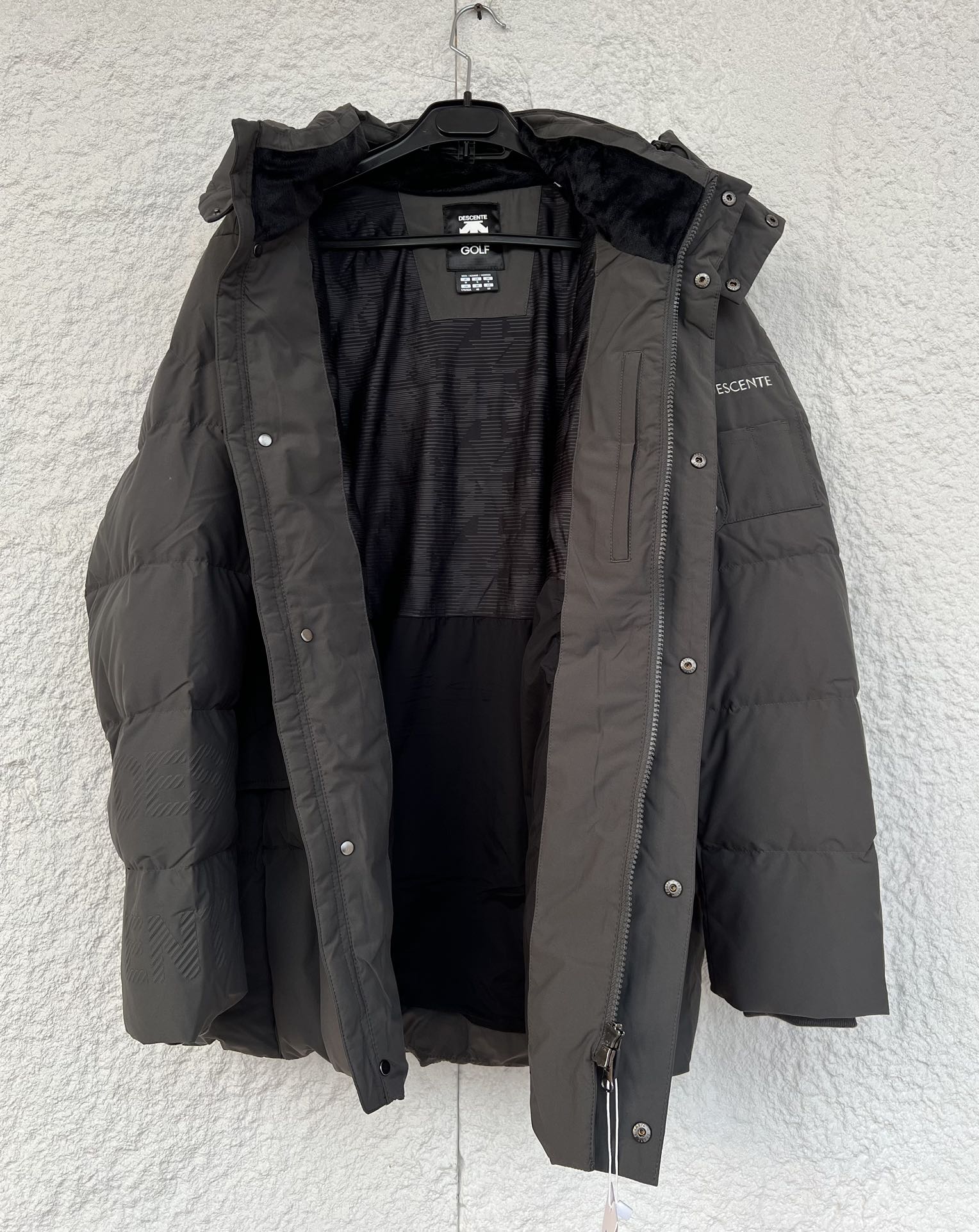 385💰（编号021）
90鹅绒！！！出口韩国柜台订单
正品 golf 系列鹅绒轻薄羽绒服
中长款设计帽子可拆卸 90鹅绒

不挑人  饱满质感 穿着没有厚重感 主打轻盈感~

颜色黑色  绿灰色

尺码95-100-105-110

95肩宽39胸围120衣长72

100肩宽41胸围124衣长74

105肩宽43胸围128衣长76

110肩宽45胸围132衣长78