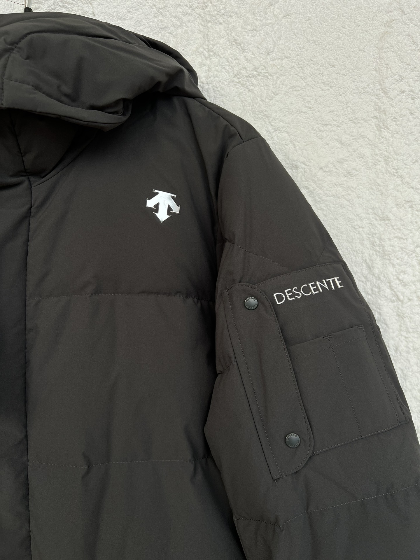 385💰（编号021）
90鹅绒！！！出口韩国柜台订单
正品 golf 系列鹅绒轻薄羽绒服
中长款设计帽子可拆卸 90鹅绒

不挑人  饱满质感 穿着没有厚重感 主打轻盈感~

颜色黑色  绿灰色

尺码95-100-105-110

95肩宽39胸围120衣长72

100肩宽41胸围124衣长74

105肩宽43胸围128衣长76

110肩宽45胸围132衣长78