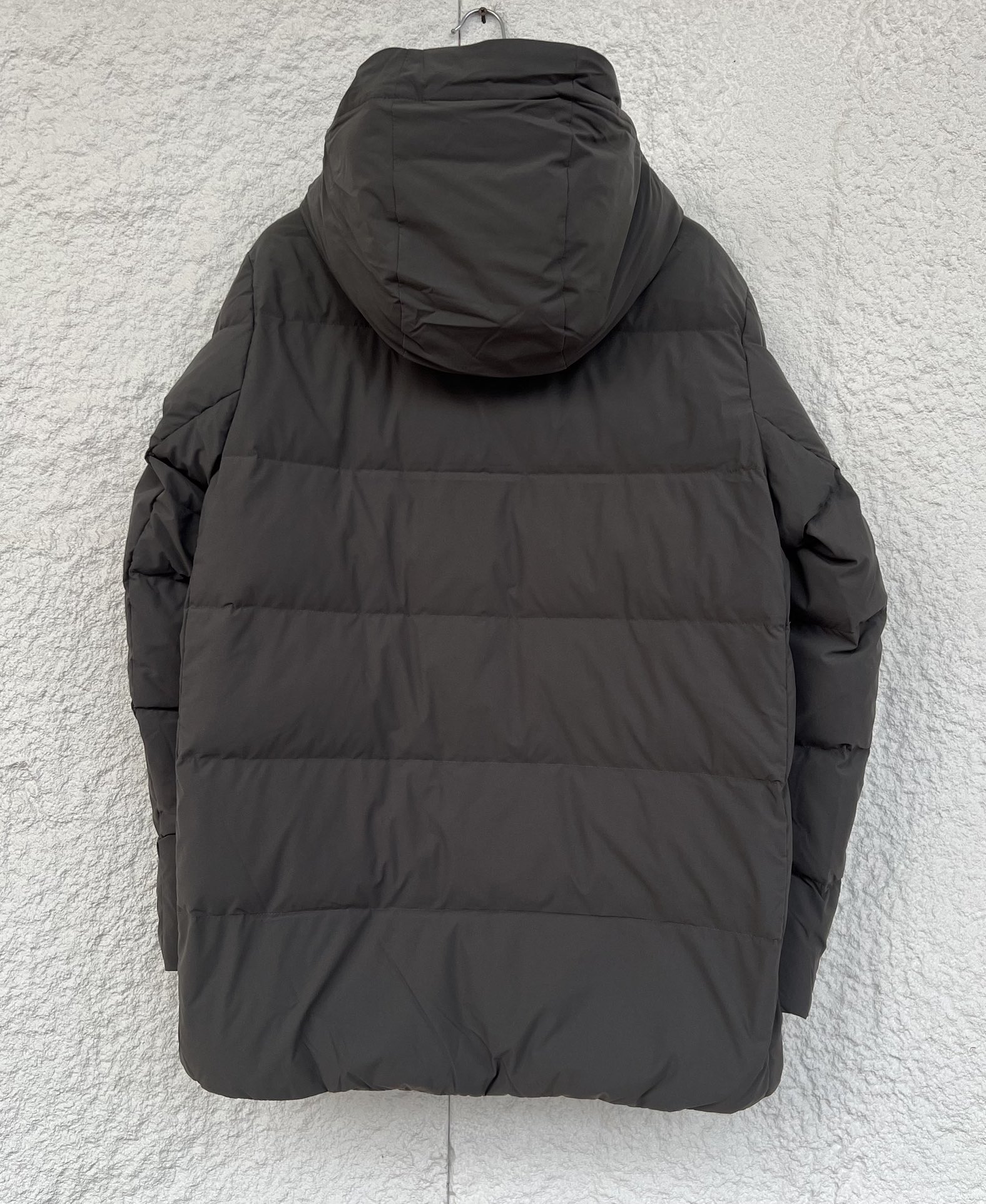 385💰（编号021）
90鹅绒！！！出口韩国柜台订单
正品 golf 系列鹅绒轻薄羽绒服
中长款设计帽子可拆卸 90鹅绒

不挑人  饱满质感 穿着没有厚重感 主打轻盈感~

颜色黑色  绿灰色

尺码95-100-105-110

95肩宽39胸围120衣长72

100肩宽41胸围124衣长74

105肩宽43胸围128衣长76

110肩宽45胸围132衣长78