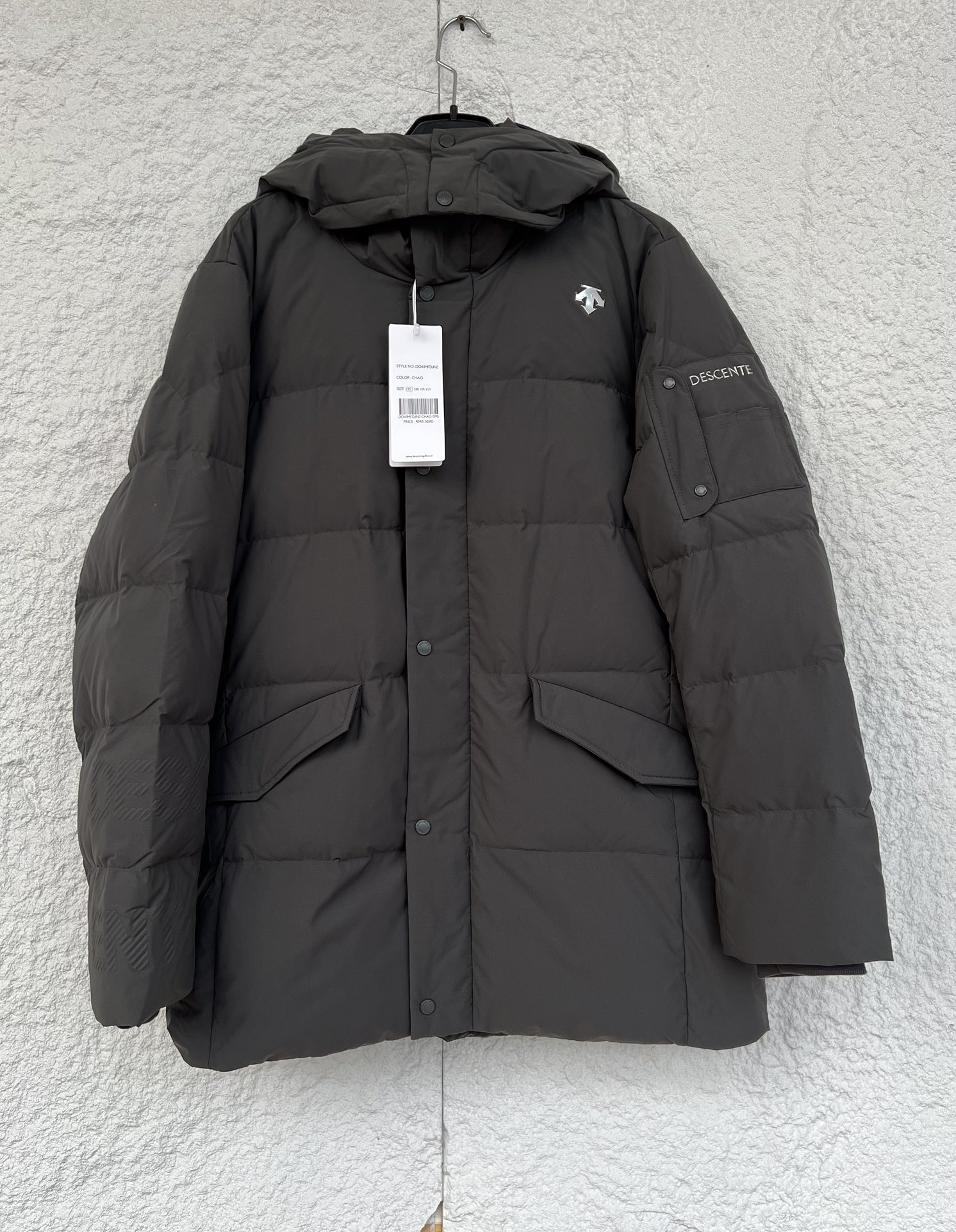 385💰（编号021）
90鹅绒！！！出口韩国柜台订单
正品 golf 系列鹅绒轻薄羽绒服
中长款设计帽子可拆卸 90鹅绒

不挑人  饱满质感 穿着没有厚重感 主打轻盈感~

颜色黑色  绿灰色

尺码95-100-105-110

95肩宽39胸围120衣长72

100肩宽41胸围124衣长74

105肩宽43胸围128衣长76

110肩宽45胸围132衣长78